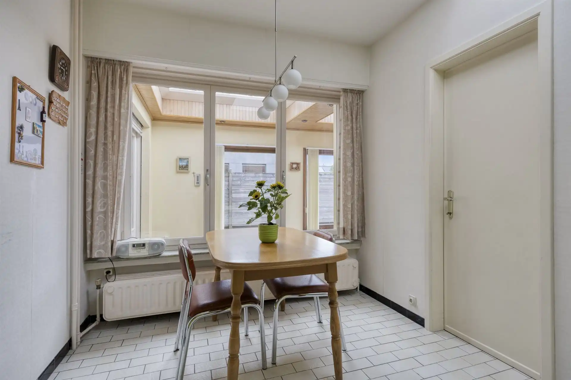 Woning met 3 slaapkamers, tuin en garage.  foto 9