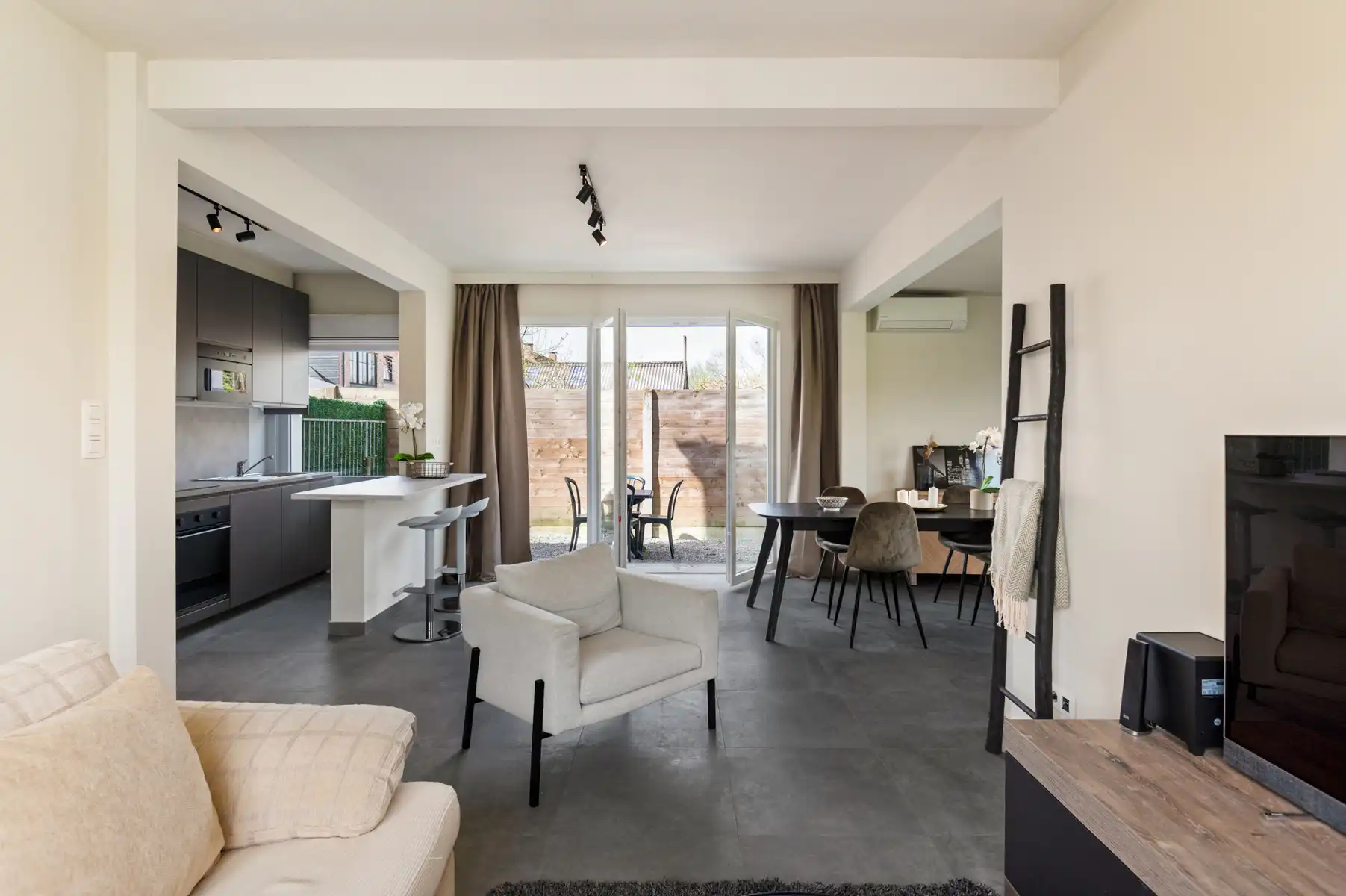 Gerenoveerde halfopen bebouwing nabij het centrum van Lier. foto 5