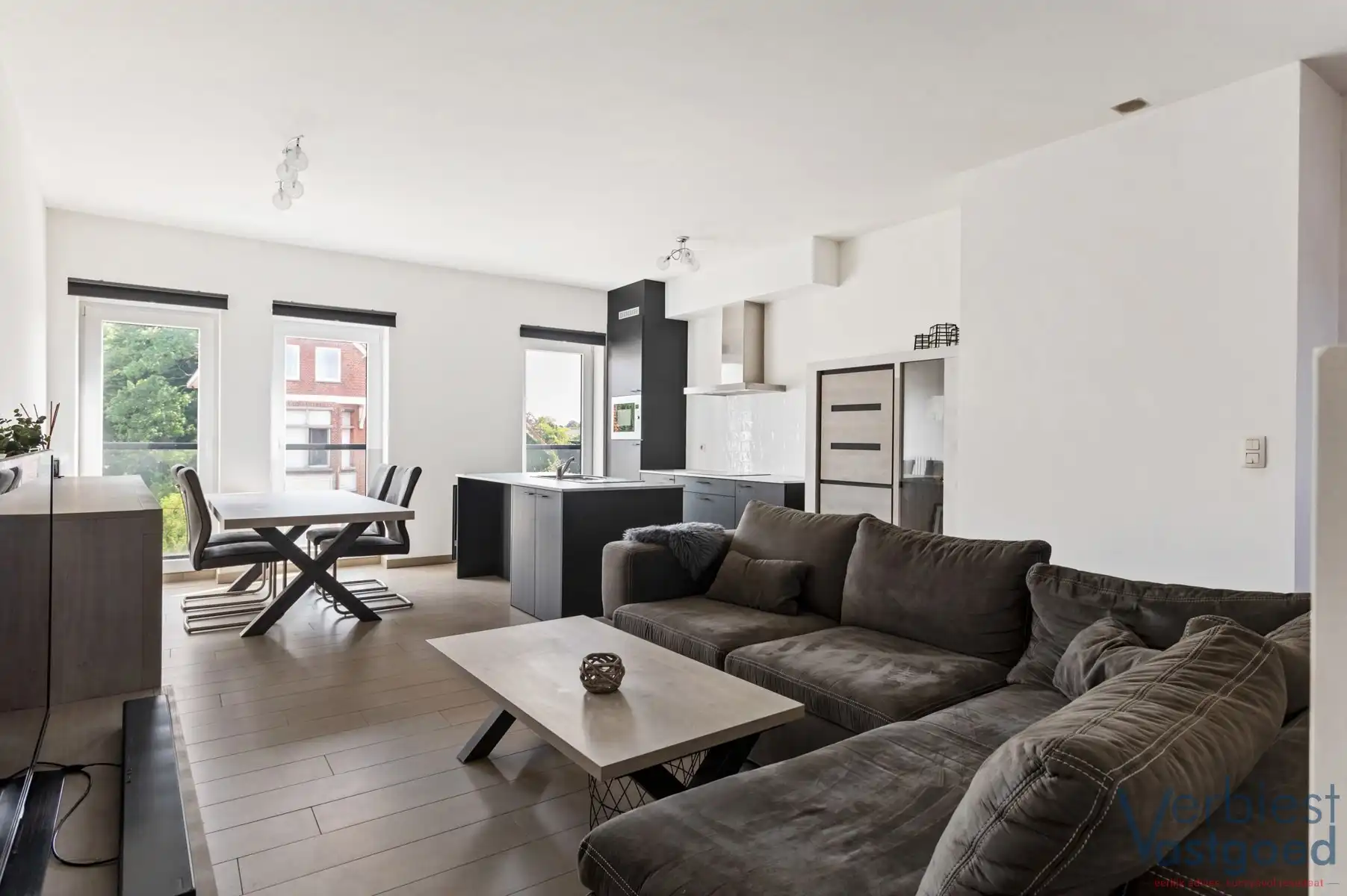 Luxueus en energiezuinig duplexappartement te huur in hartje Ekeren foto {{pictureIndex}}