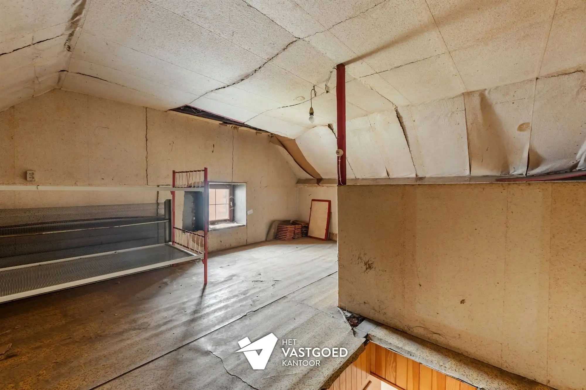 CHARMANTE TE RENOVEREN WONING, RUSTIG GELEGEN OP EEN RUIM PERCEEL VAN 11 ARE. foto 15
