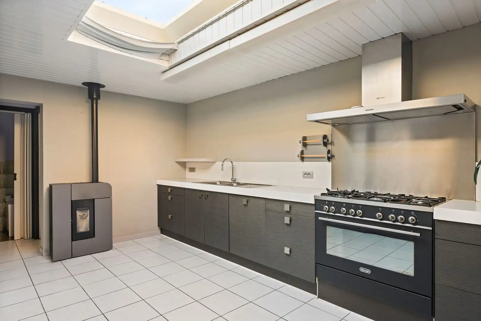 Vrijstaande woning in tweede lijn met 2 kamers op het gelijkvloers en voldoende stockageruimte en gesloten garage van 40m² foto 3