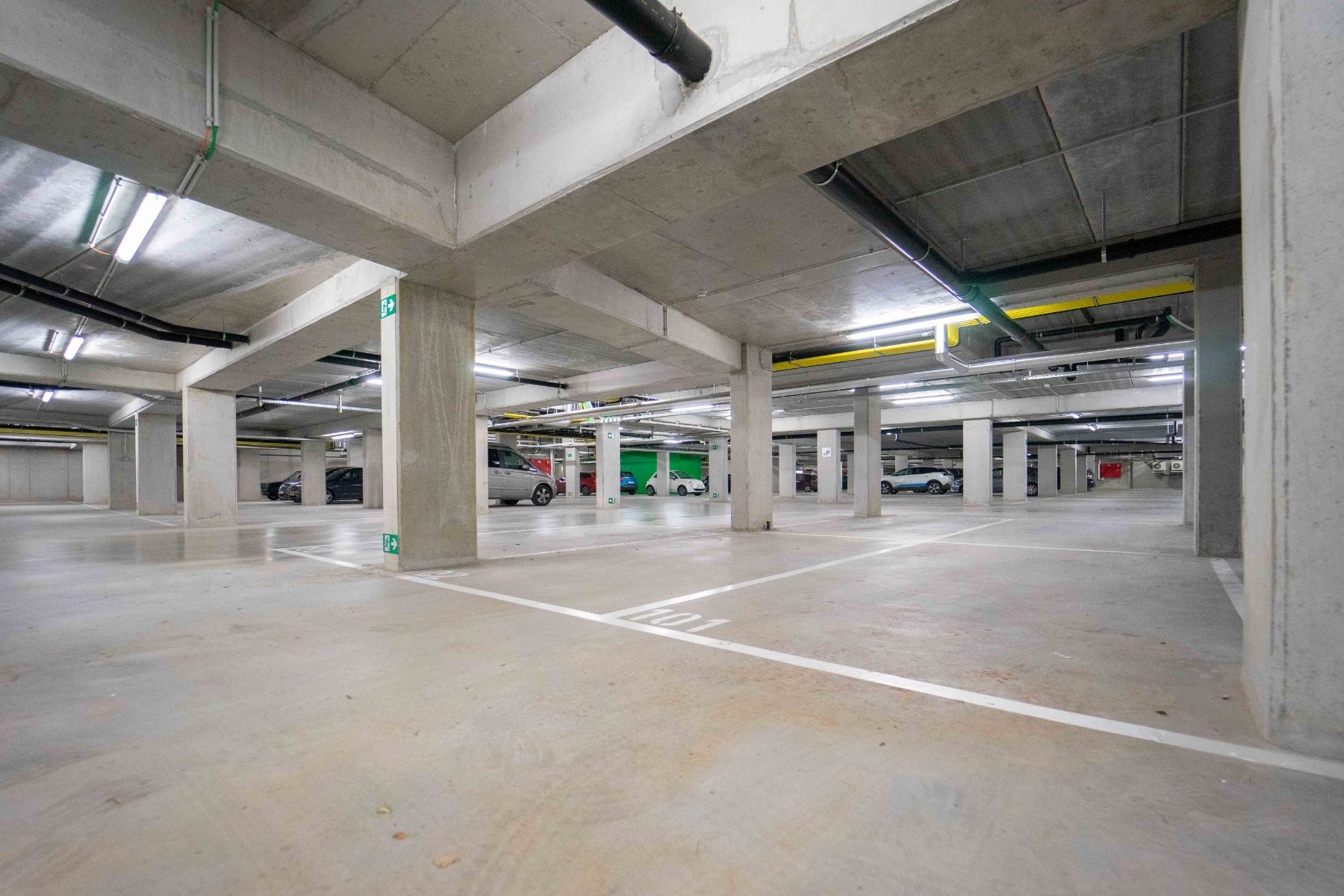 Nieuwbouw autostaanplaats te huur in afgesloten parkeergarage nabij Gent centrum foto 2