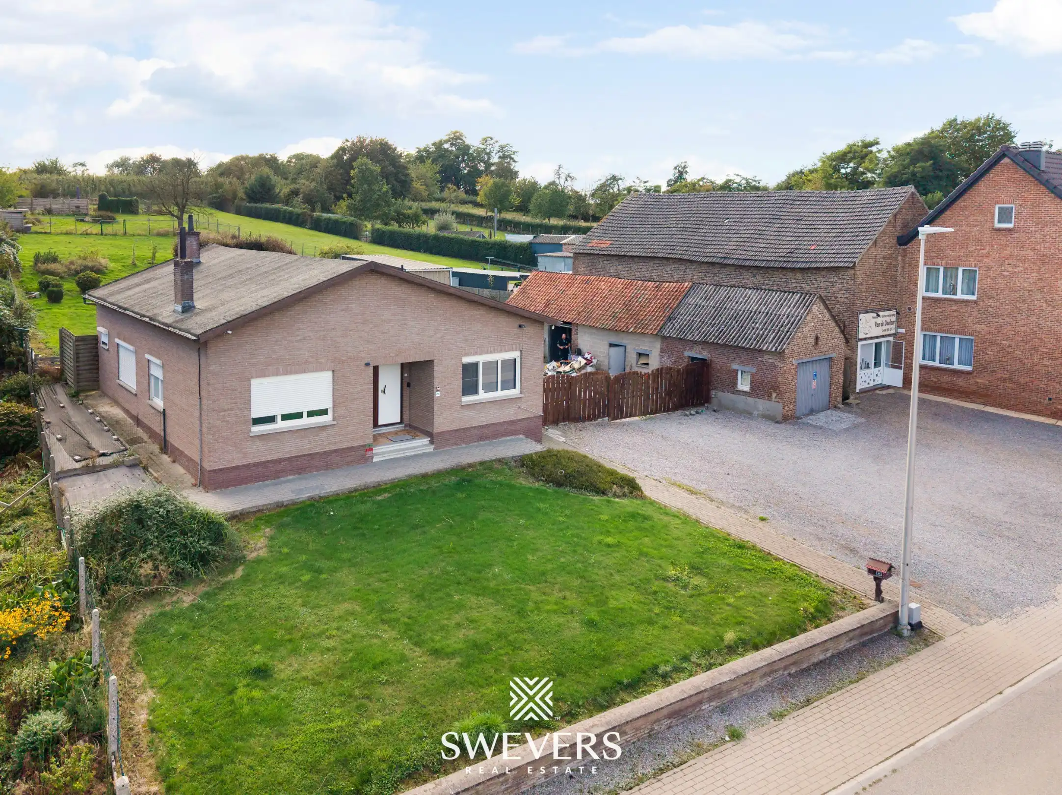 Gelijkvloerse woning met 2 slaapkamers, dubbele garage en een uitzonderlijk groot perceel foto 25