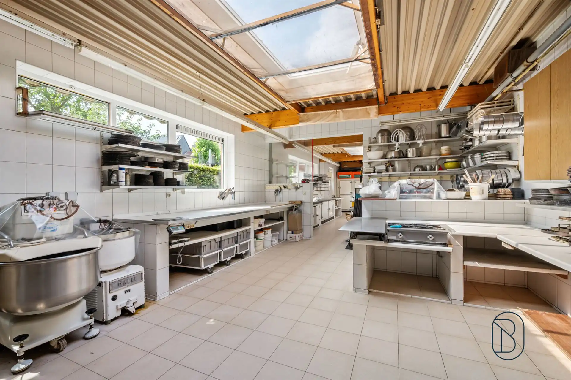 Handelspand met aparte woonst op een toplocatie in Deerlijk! foto 12