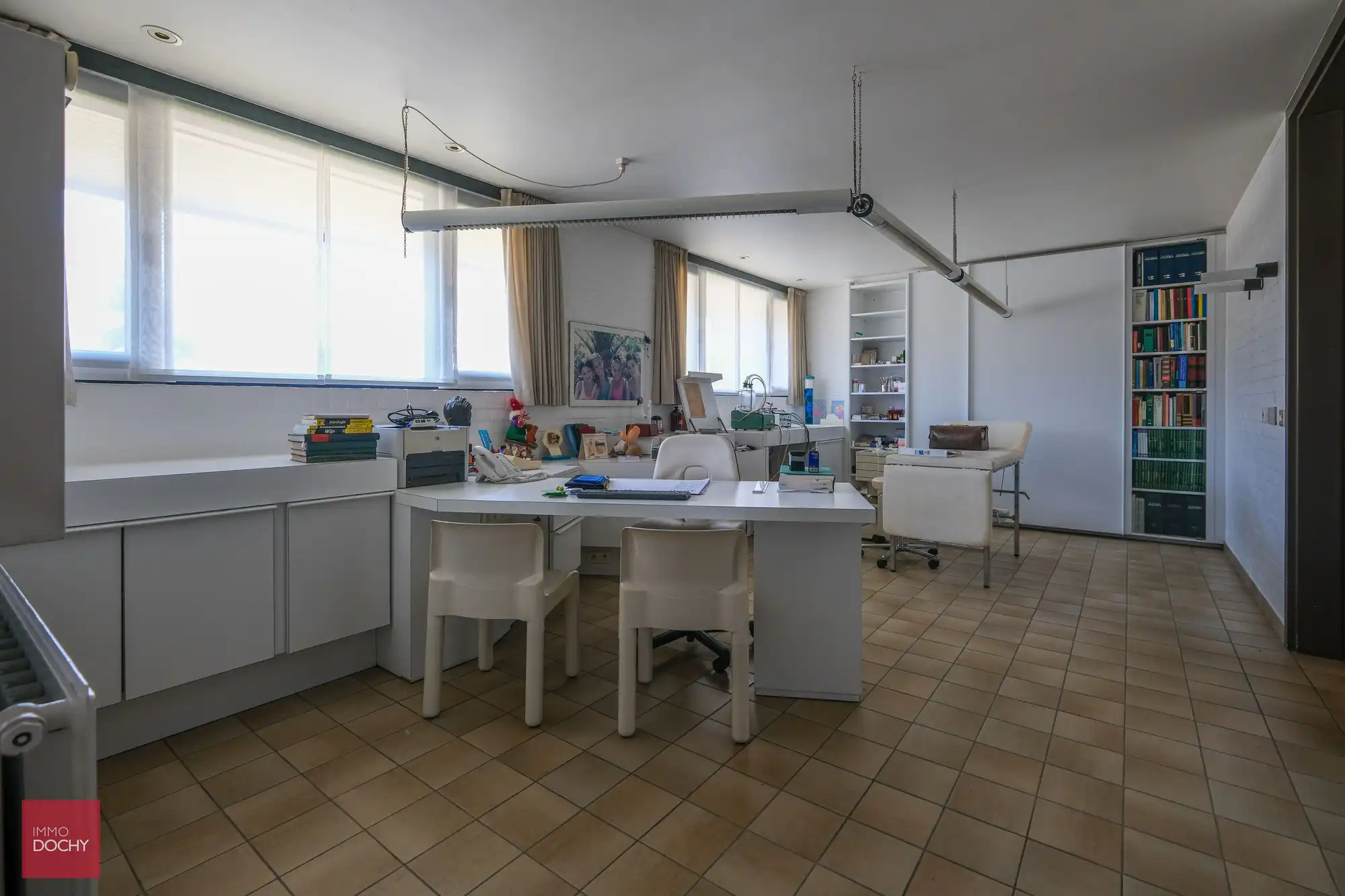 Ruime villa op toplocatie met binnenzwembad en praktijruimte foto 16