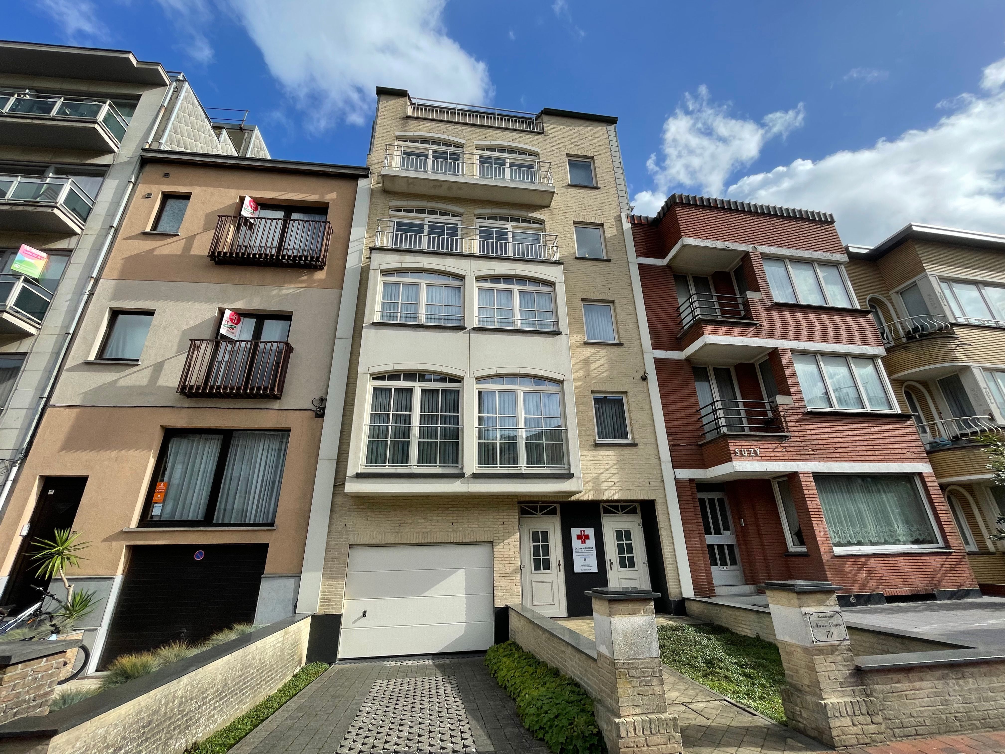 Mooi duplexappartement met drie slaapkamers en twee zongerichte terrassen. foto {{pictureIndex}}