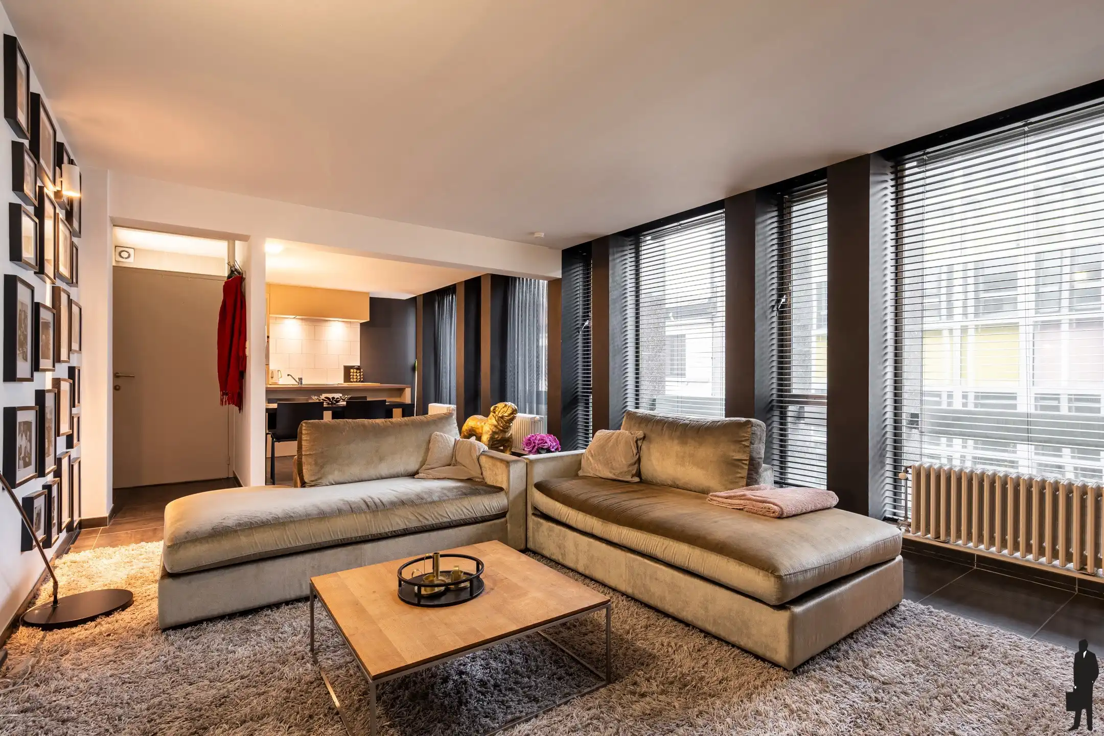 Stijlvol bemeubeld appartement van 97m² met unieke bankkluis foto 5