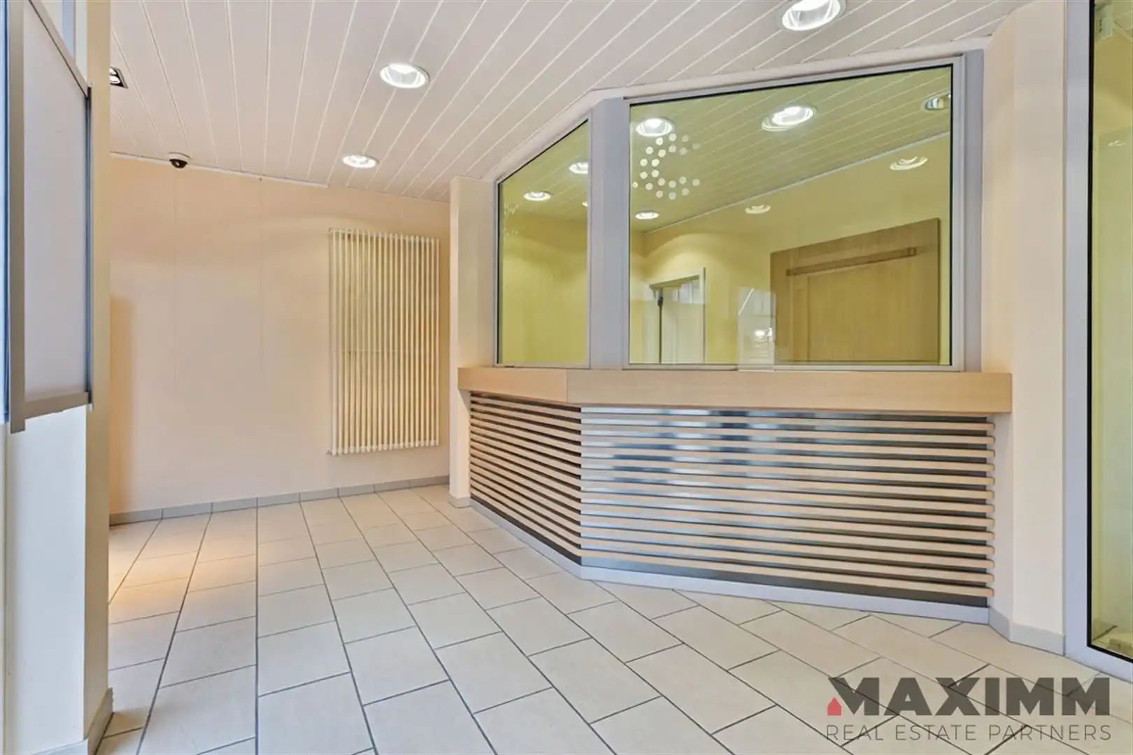 Voormalig bankkantoor met wachtruimte, loket, 3 burelen, polyvalente ruimte en een bergruimte foto 3