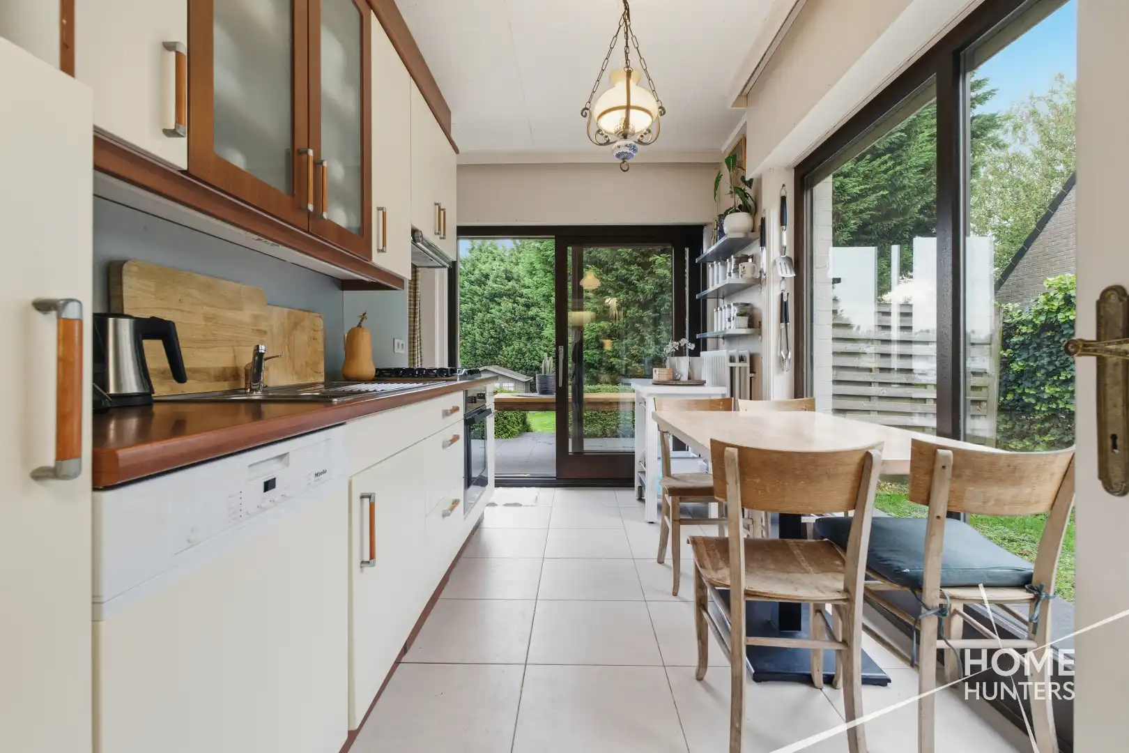 RUSTIG GELEGEN BUNGALOW MET RUIME TUIN EN VEELZIJDIGE KELDERRUIMTE foto 14