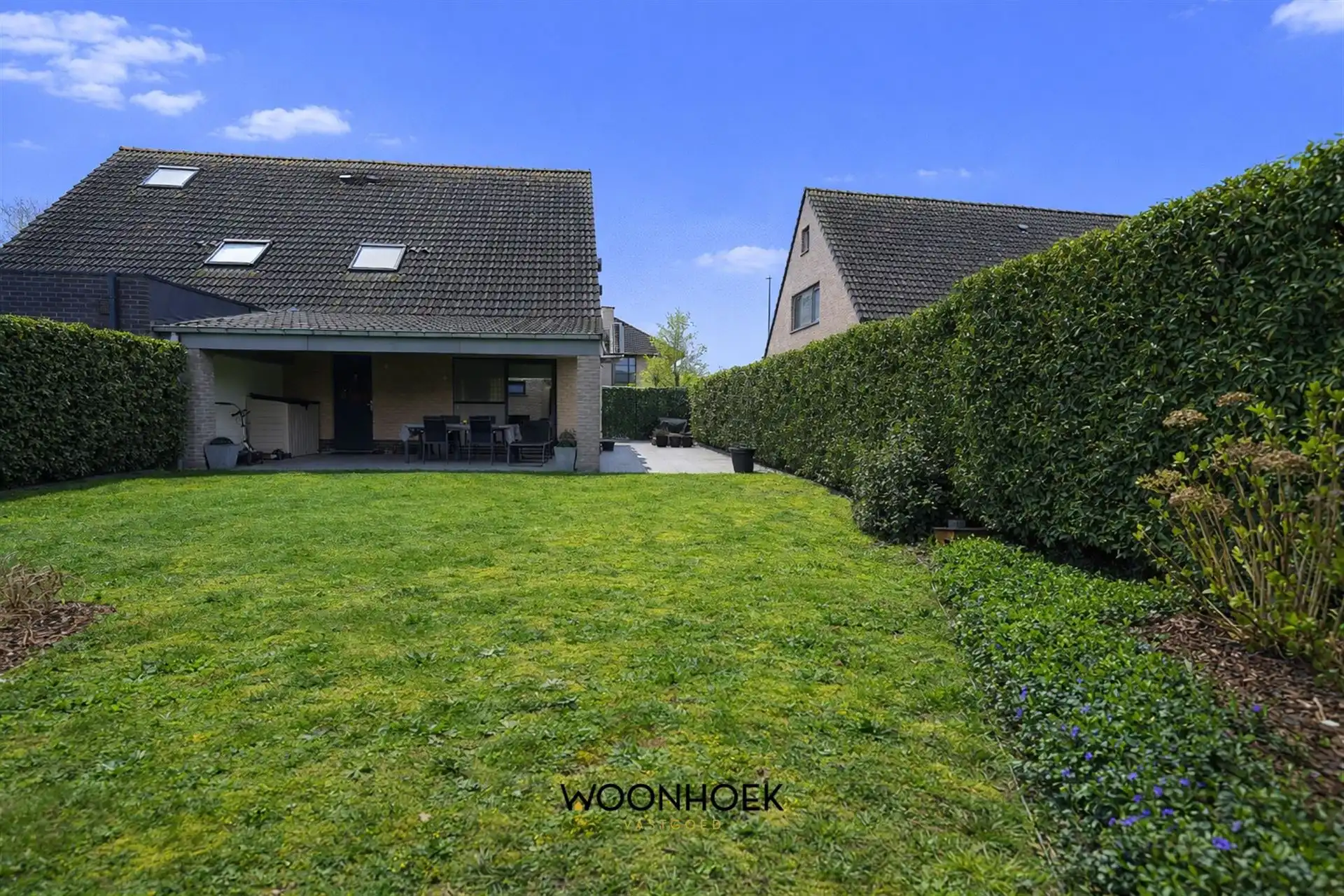  Woning met eigentijdse en serene architectuur foto 15