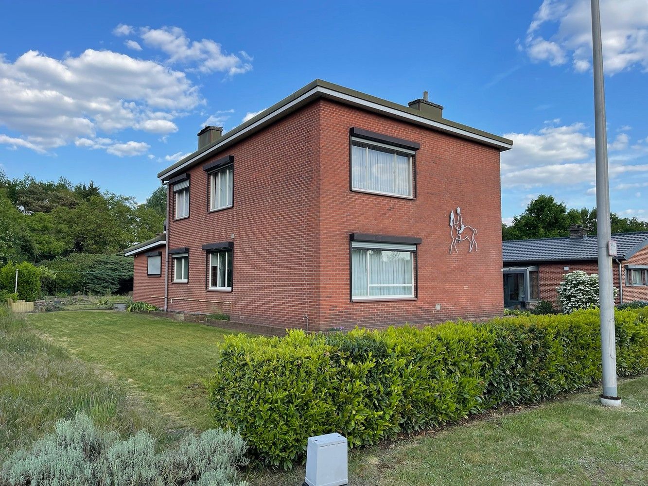 Genk, Gansenwijer 12. Ruime woning met 4 slaapkamers, bureau, veranda, garage, tuinhuis en grote tuin op een perceel van 27a 08ca. foto 2