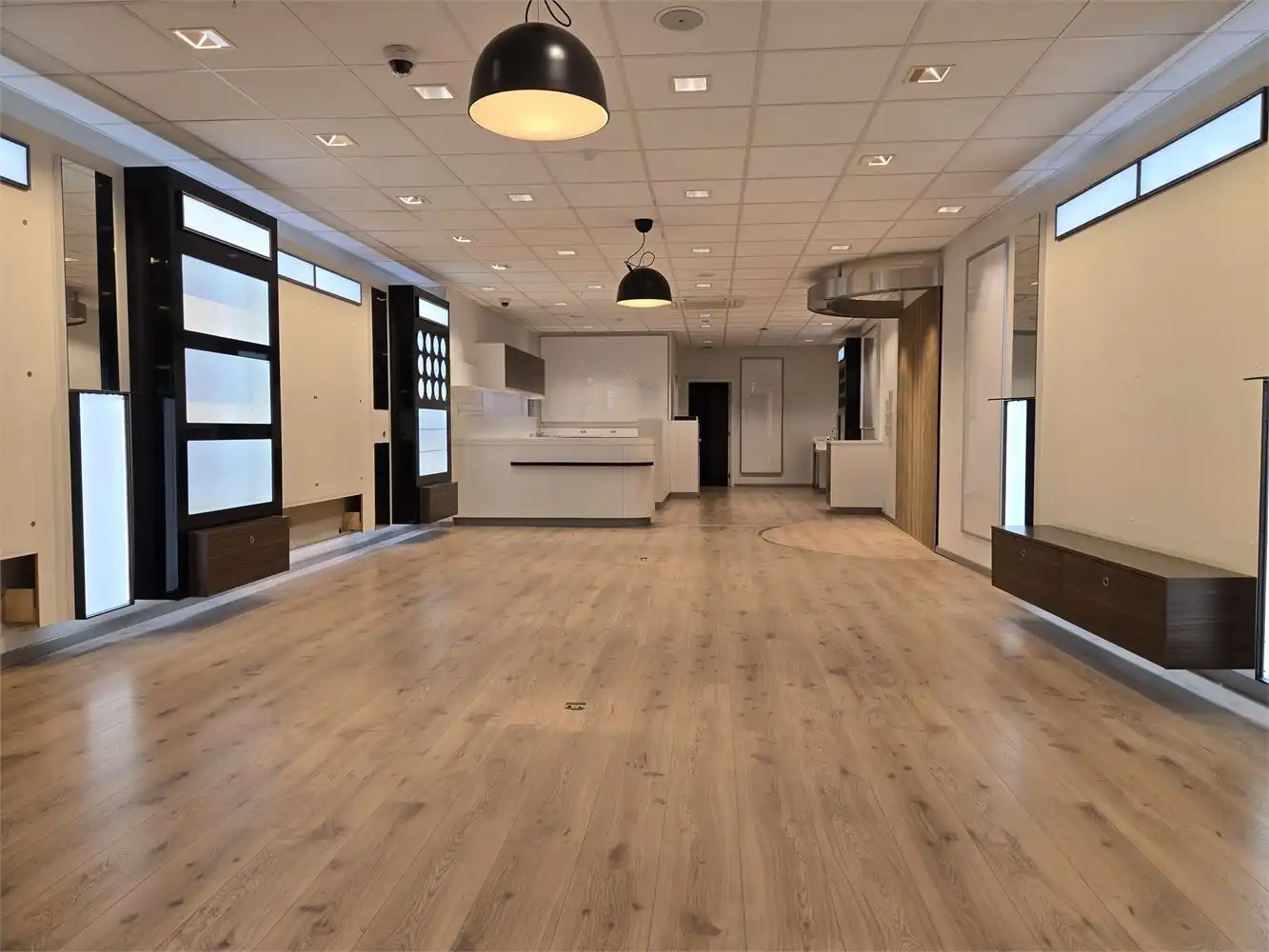 Ruim handelspand met brede vitrine in hartje Lier foto 3