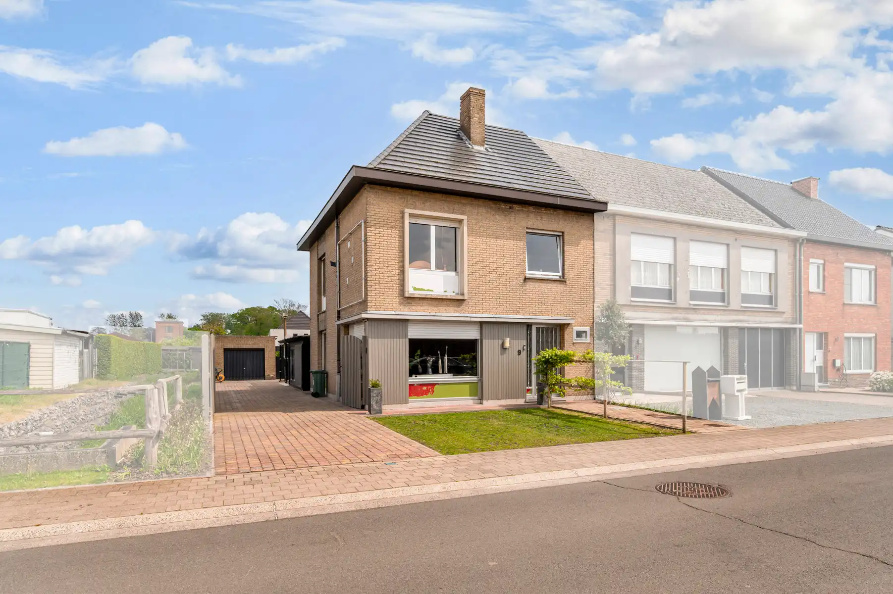 Gezinswoning met zonnige tuin en garage in hartje Kalken foto 18