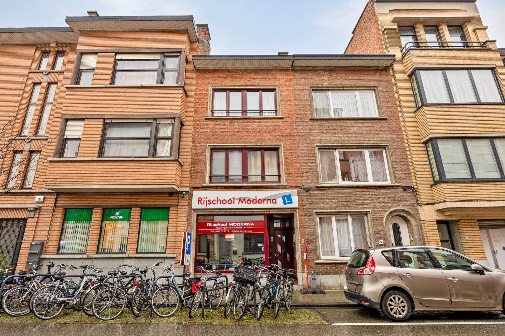 Uniek handelshuis aan Tiensevest te koop - bewoonbare opp. 167 m² mogelijk voor handel + woning foto {{pictureIndex}}
