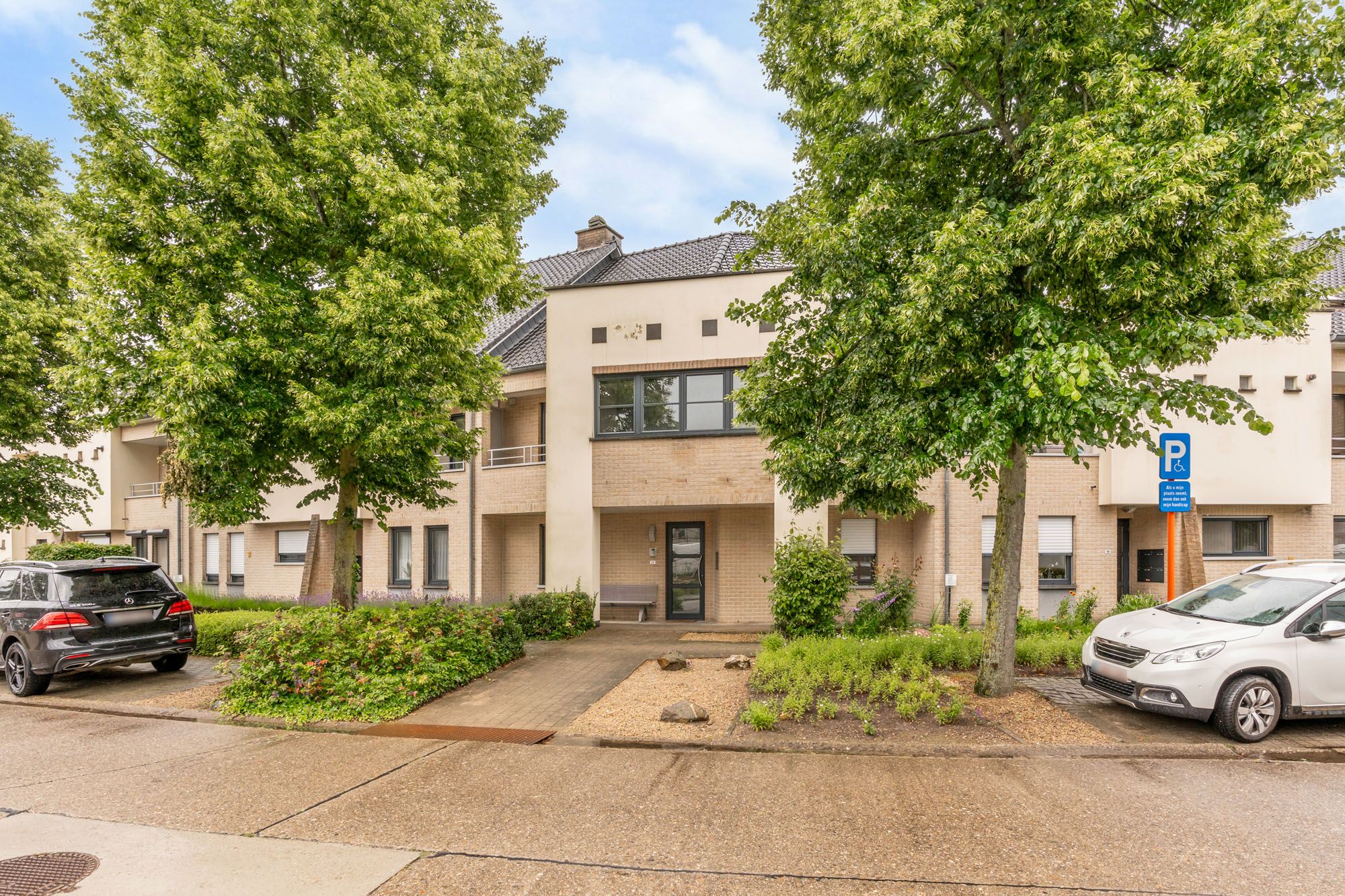 Perfect onderhouden en instapklaar triplex appartement met privatieve inkomhal, aangename woonkamer, praktische keuken, 2 ruime slaapkamers en fijn zonneterras! Het appartement is rustig gelegen vlak aan het centrum van Peer. foto 3