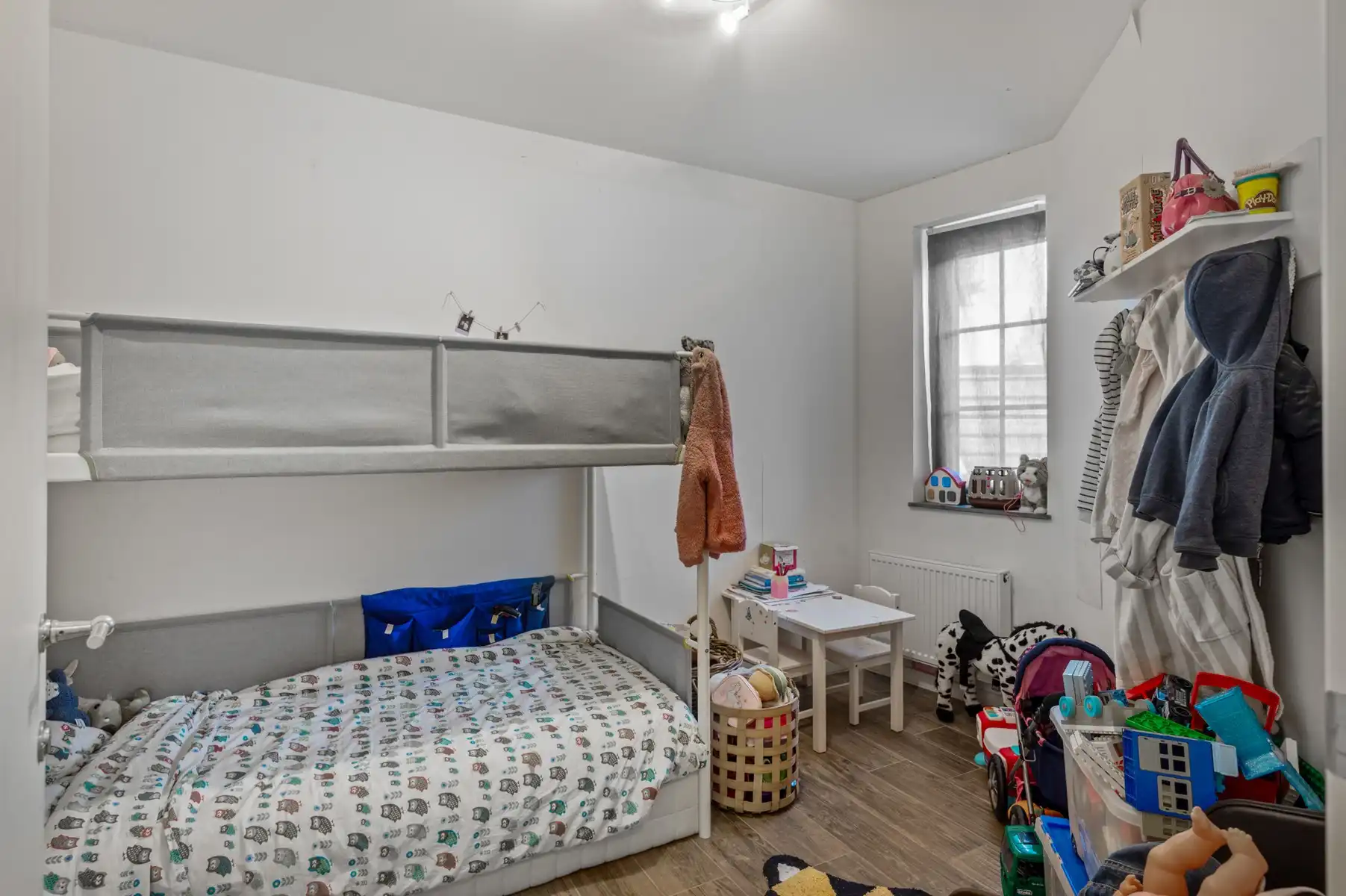 Gezellig en lichtrijk hoekappartement met 2 slaapkamers, 2 terrassen, autostaanplaats en kelder in hartje ’s-Gravenwezel foto 14