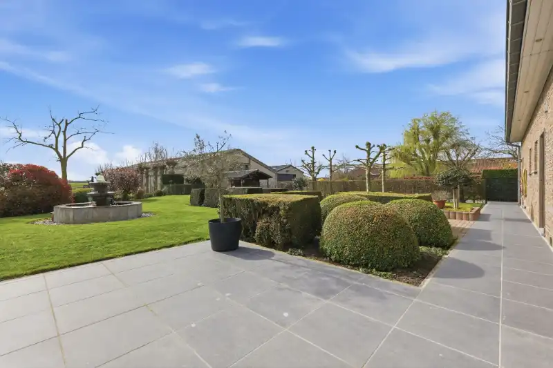 Villa met loods foto 5