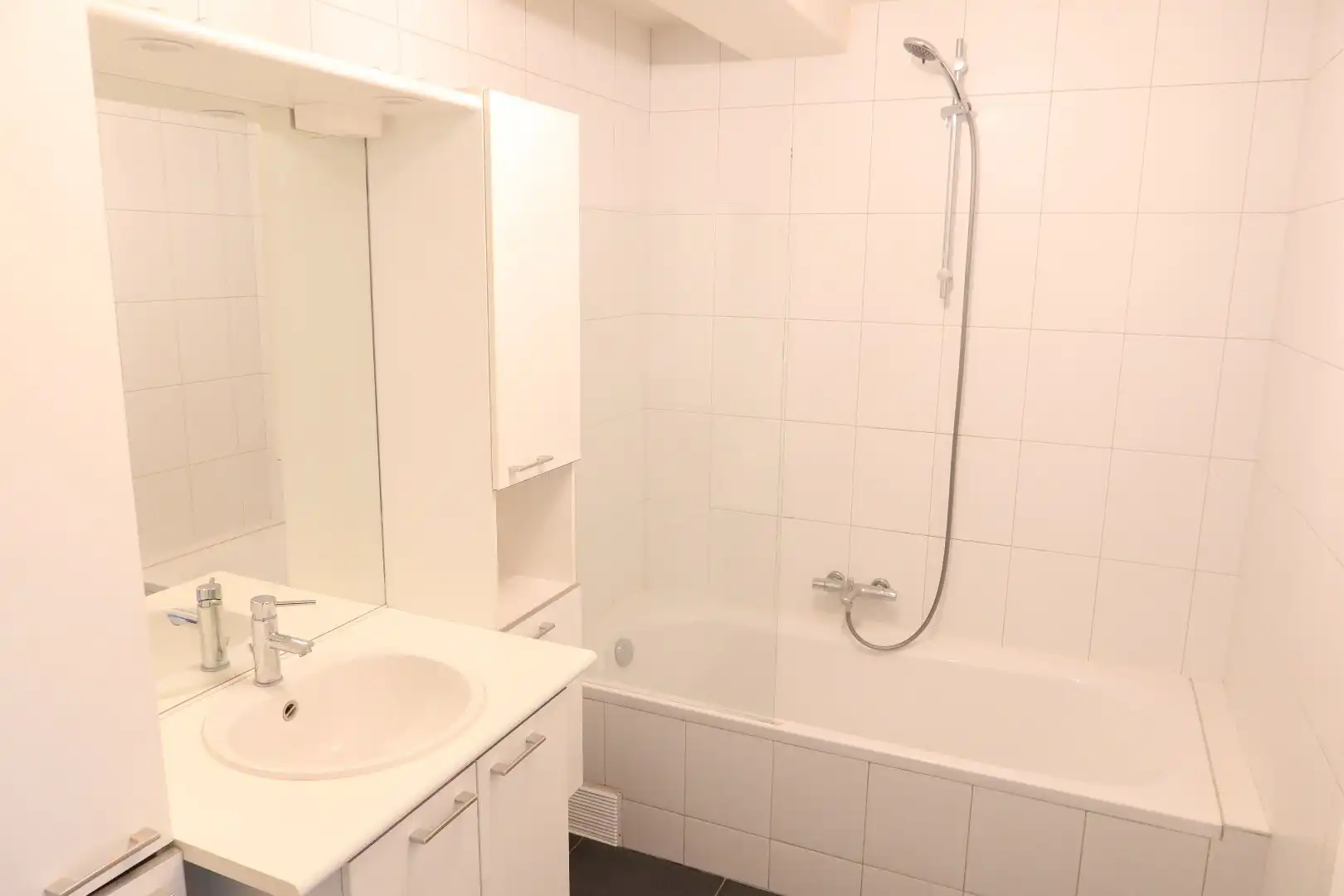 Super gezellig appartement met 2 slk, terras en autostaanplaats foto 11