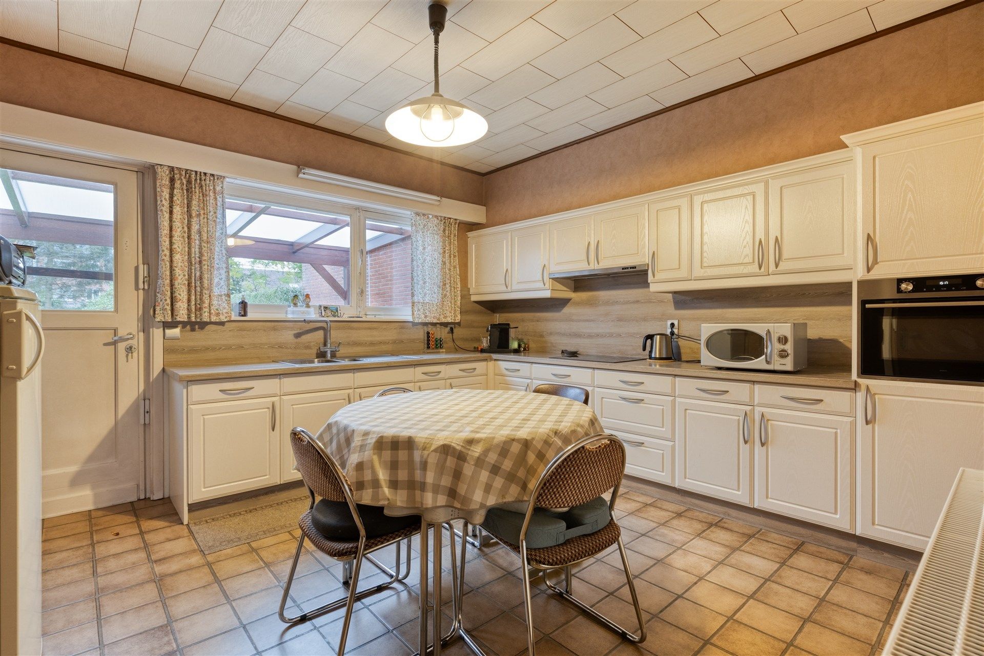 Ruime gezinswoning met 8 a 9 slaapkamers, een riante tuin en een prachtig uitzicht op weiland. foto 10