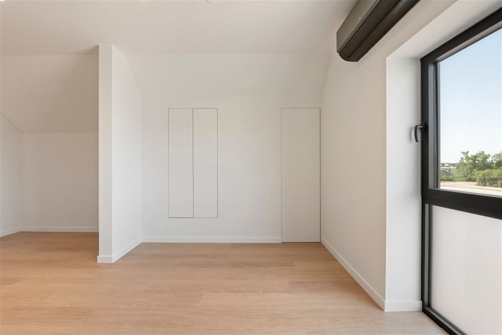 KNAPPE VOLLEDIG GERENOVEERDE WONING MET RUIME GARAGE IN SINT-TRUIDEN  foto 30