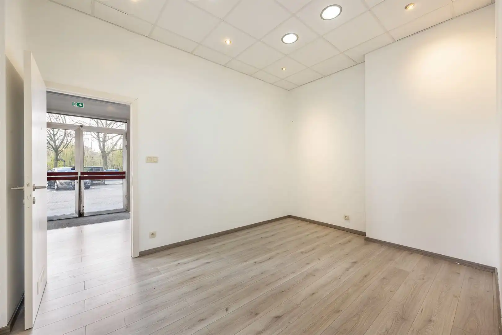 Veelzijdige commerciële ruimte met privé parkeerplaatsen  foto 11