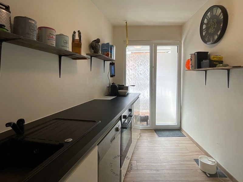 Gunstig gelegen appartement met twee slaapkamers, terras, tuin en autostaanplaats foto 5