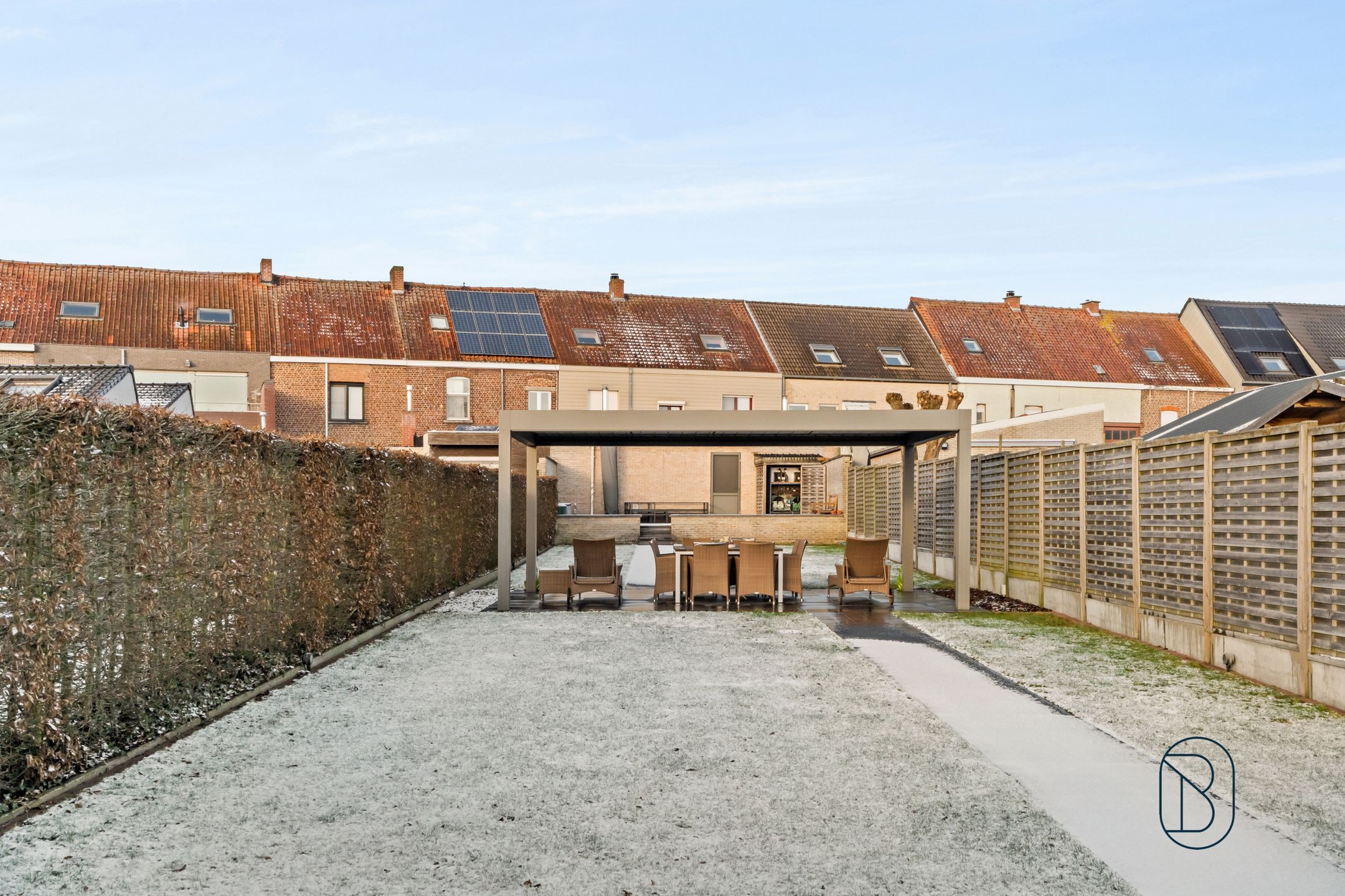 Topgelegen handelspand met woonst foto 3