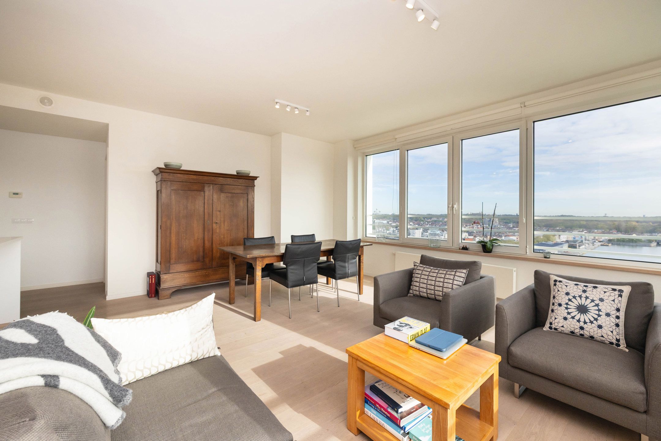 Tour UPSITE, Tour&Taxis, appartement 2 slaapkamers + terras foto {{pictureIndex}}