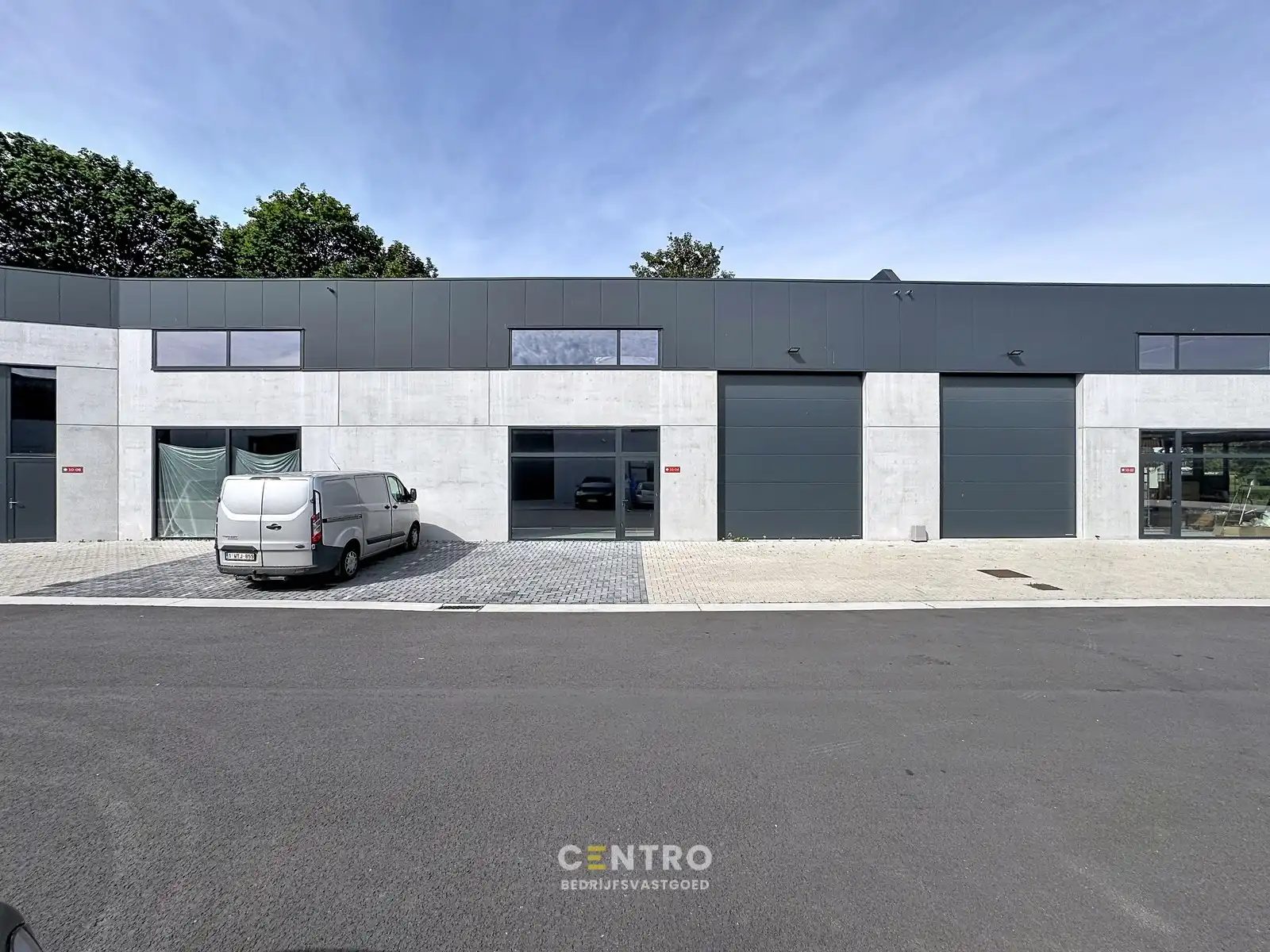 Goed geïsoleerde (vorstvrij) NB OPSLAGRUIMTE (255m²) met grote glaspartij (burelen) en 2 private parkeerplaatsen voor de deur. Op industriezone te Aalter. foto 2