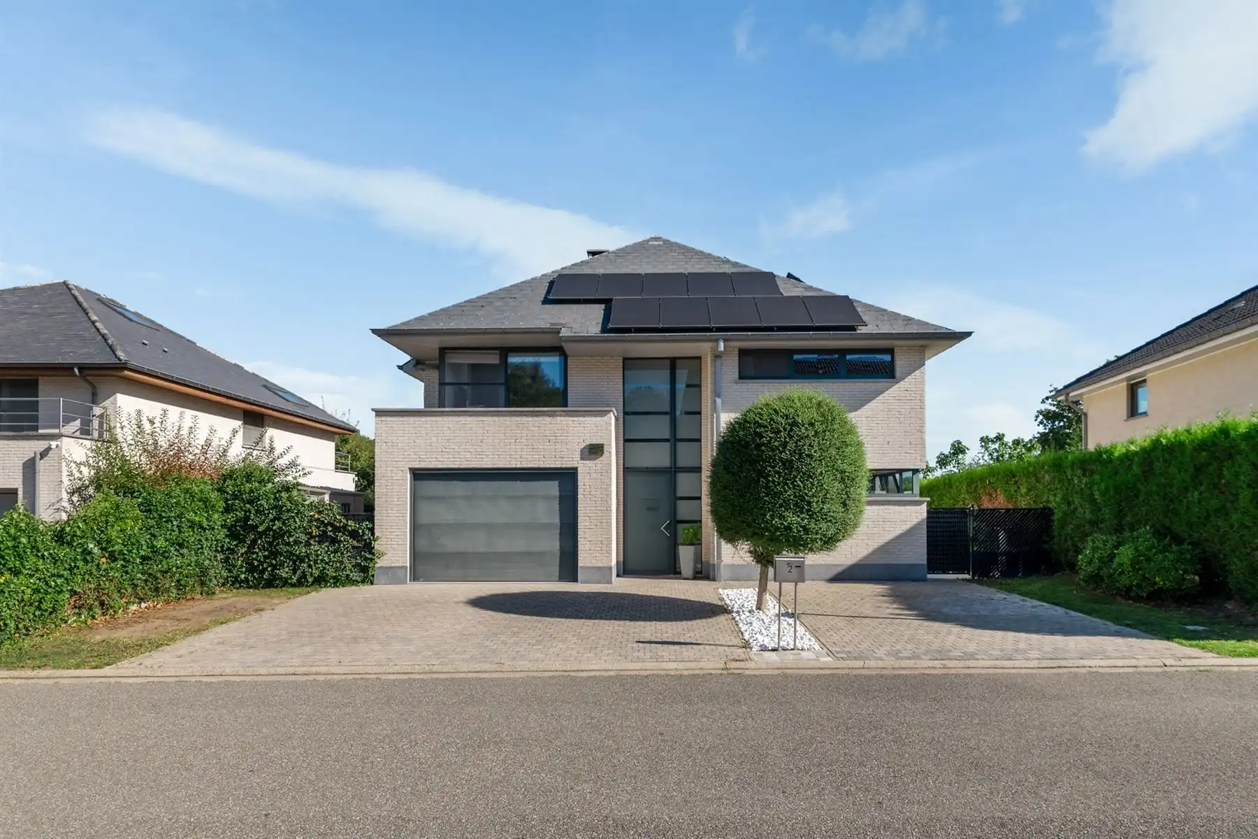  ENERGIEZUINIGE, MODERNE VILLA (2010) MET VERWARMD ZWEMBAD foto {{pictureIndex}}