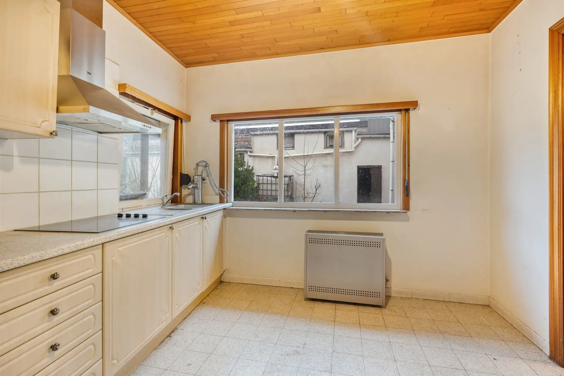 Te renoveren woning met prachtige tuin foto 9