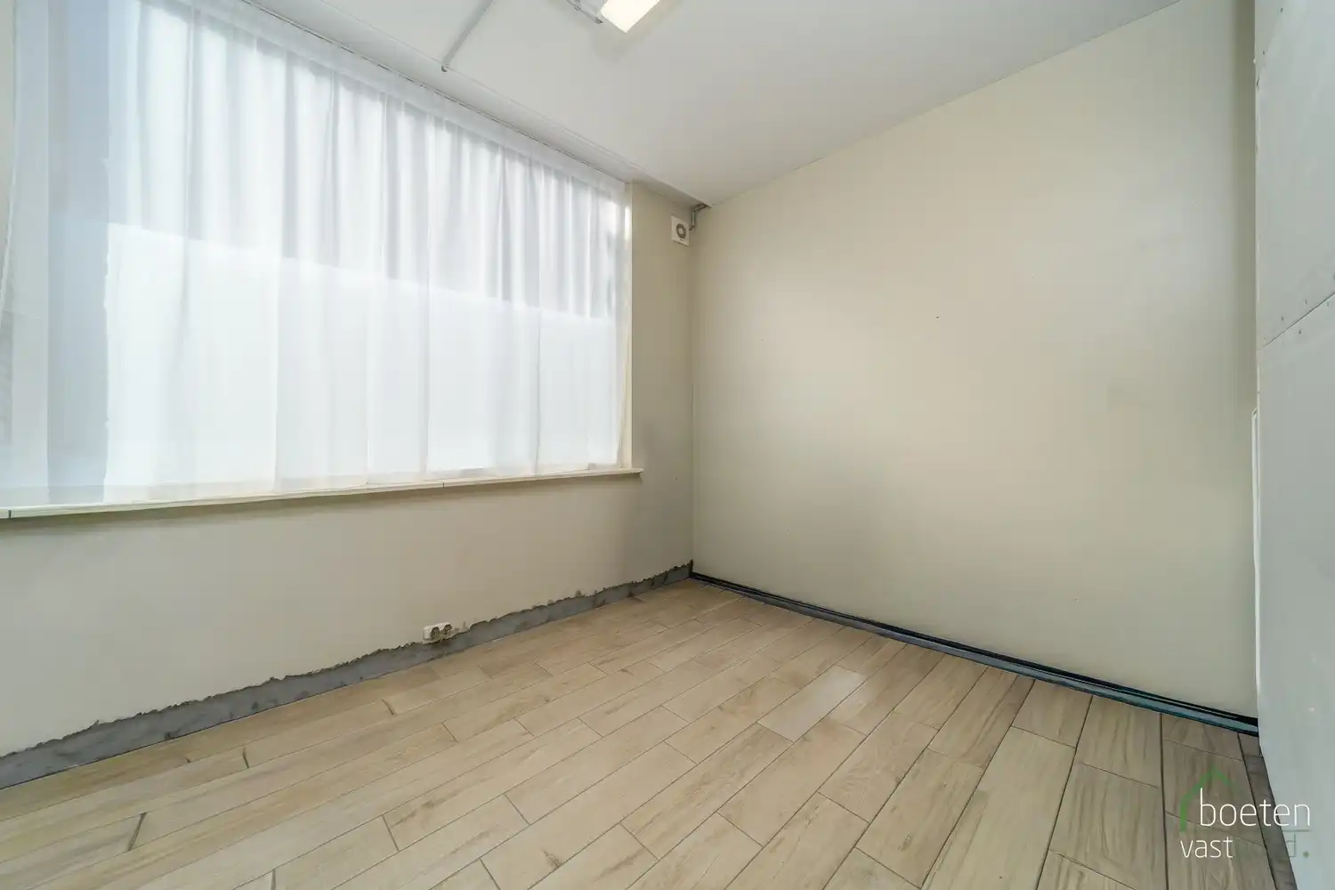 RENINGE: Gezellige dorpswoning met een gerenoveerd gelijkvloers, 3 slpks & zolder en tuin met open zicht op 376m² grondopp. foto 12