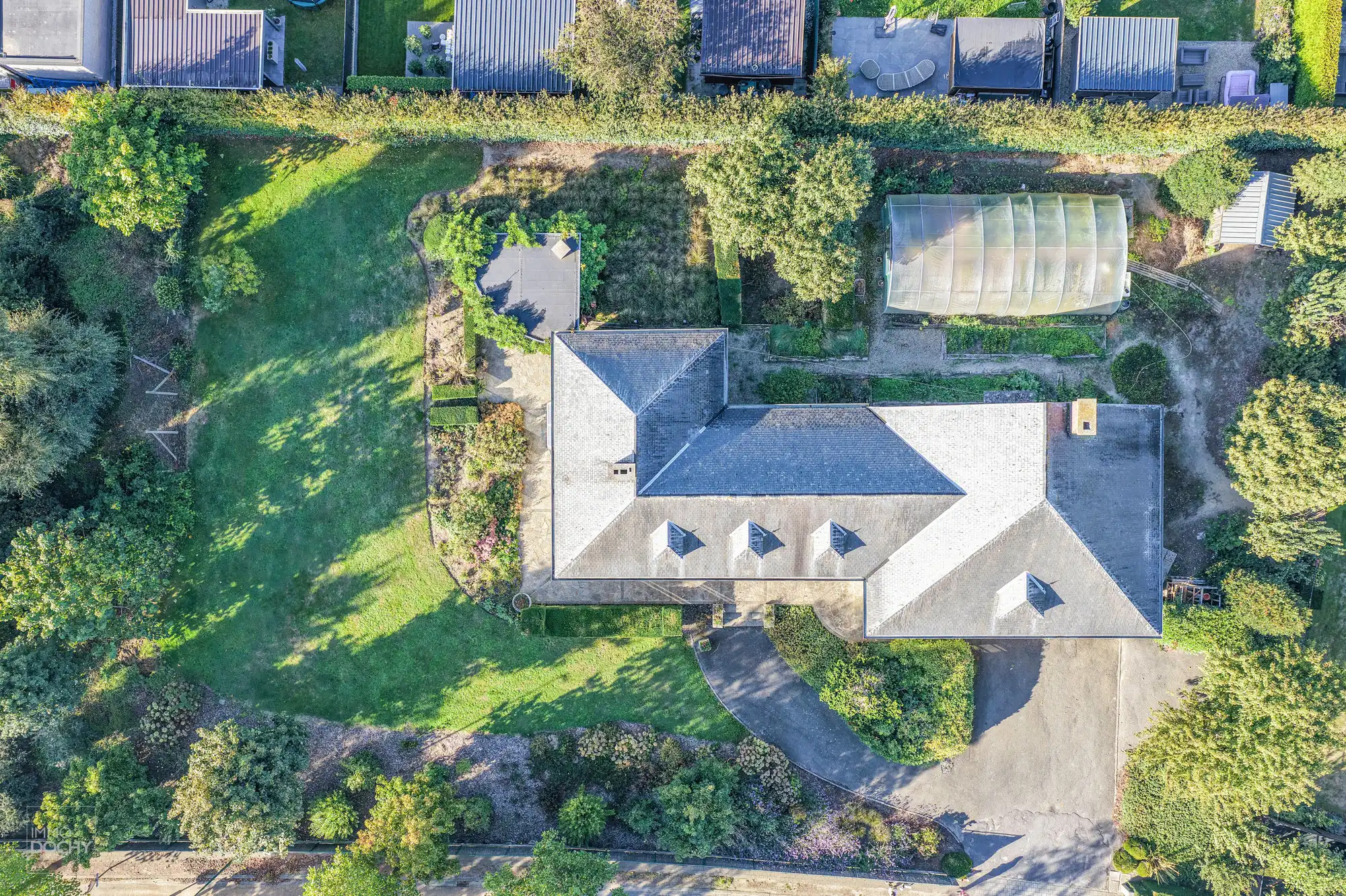 Zeer goed gelegen gelijkvloerse villa op ca. 1.800m² foto 3