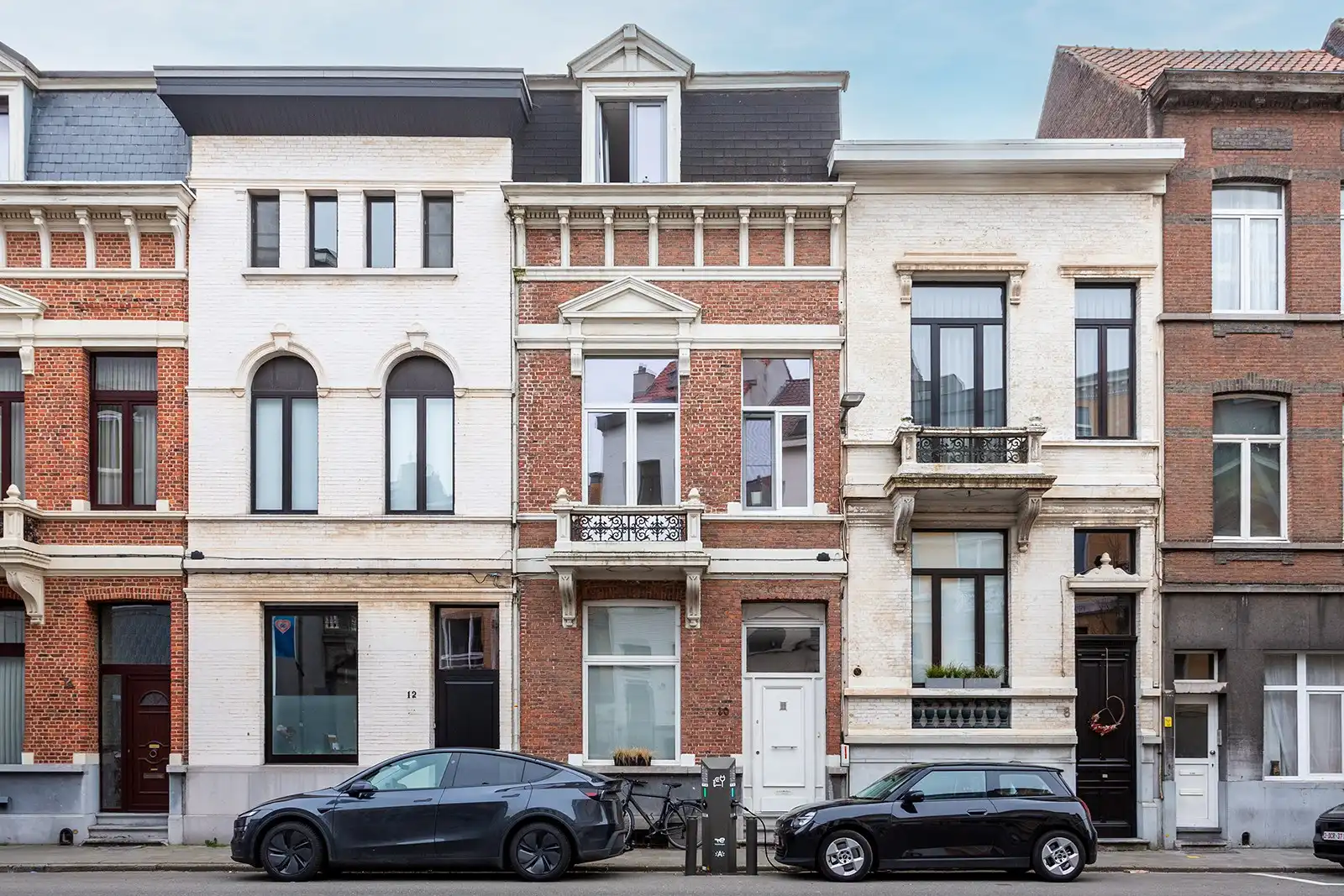 Charmante authentieke woning met 3 slaapkamers en stadstuin nabij Markgravelei foto {{pictureIndex}}