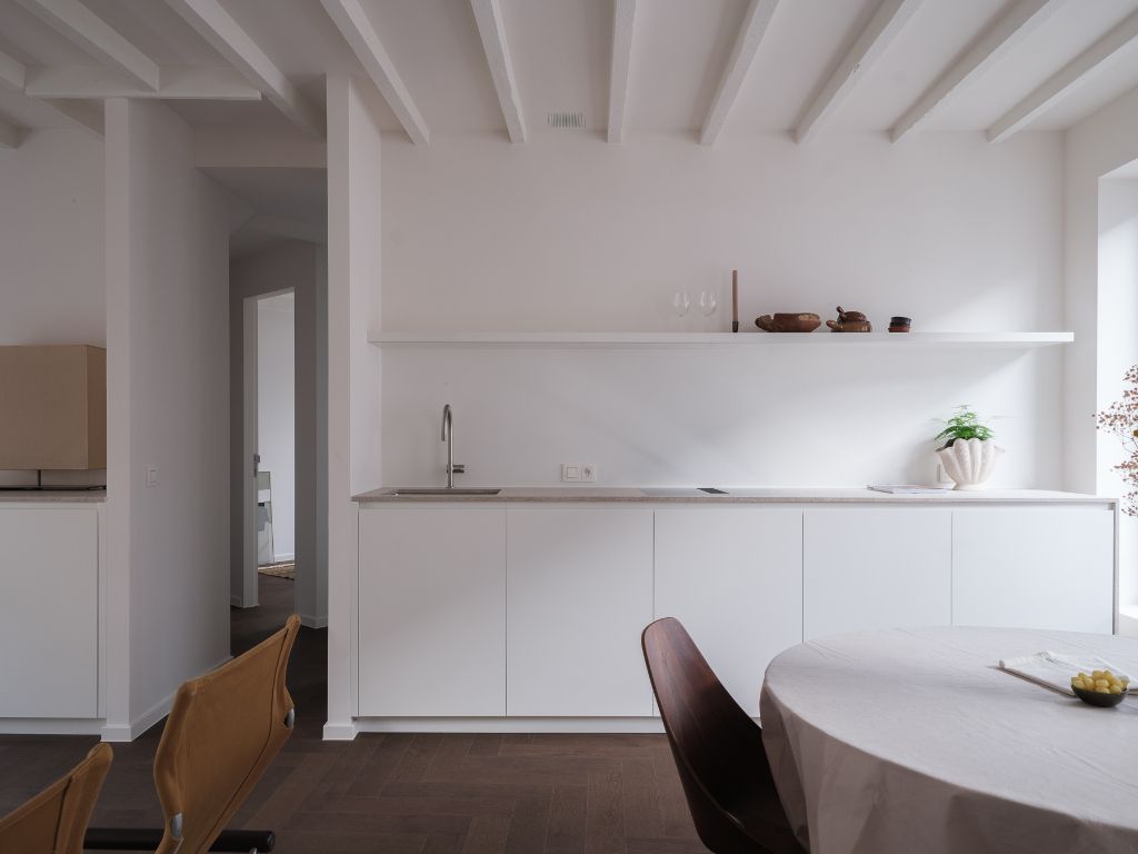 Hoogwaardig gerenoveerd 3 slaapkamer appartement nabij Gent Zuid foto {{pictureIndex}}