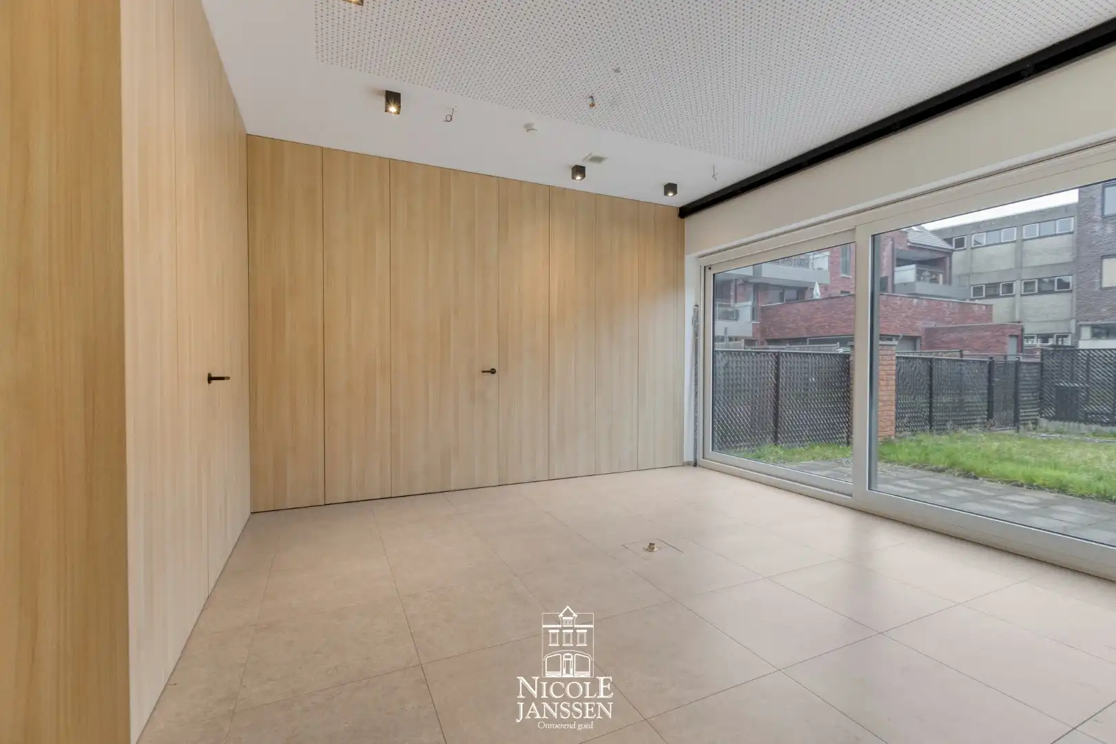 Gelijkvloers instapklaar handelspand foto 15