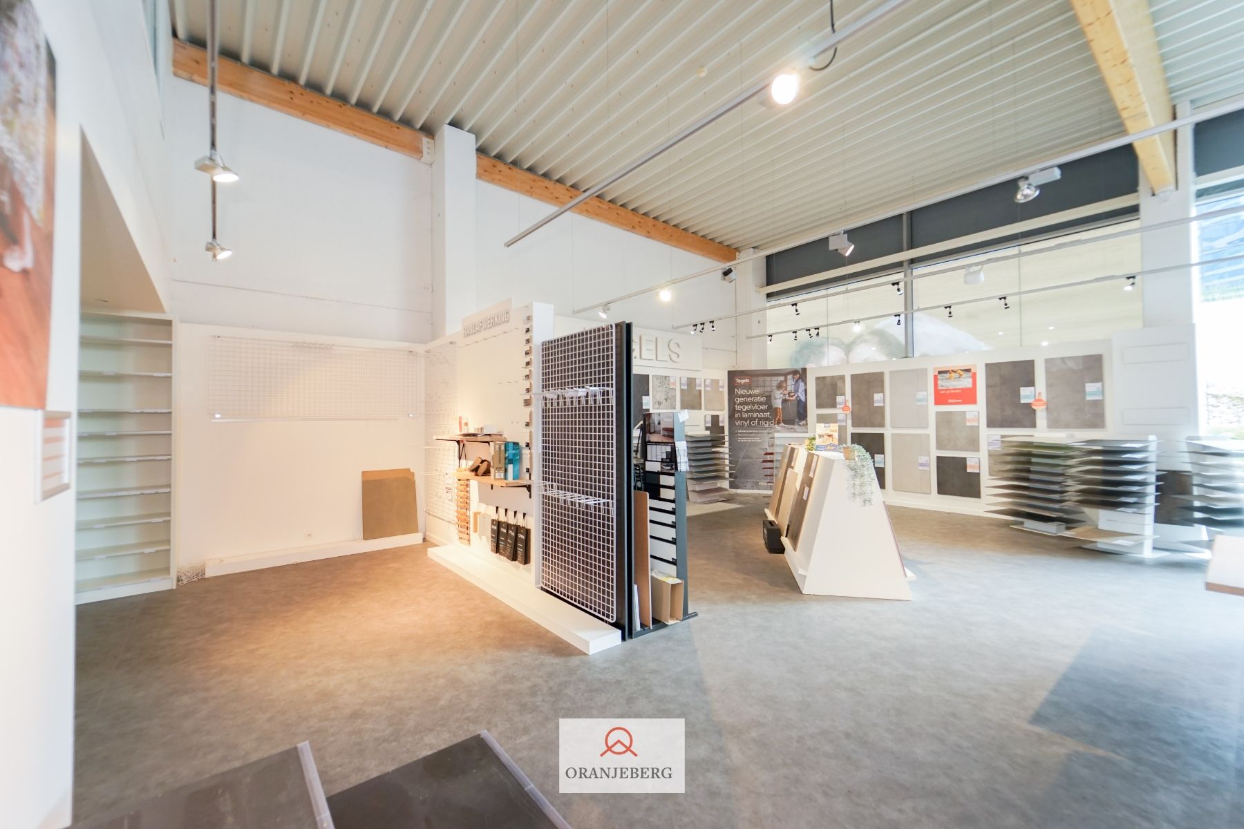 In de schaduw van de IKEA: winkel-magazijn van 750 m² +P! foto 14