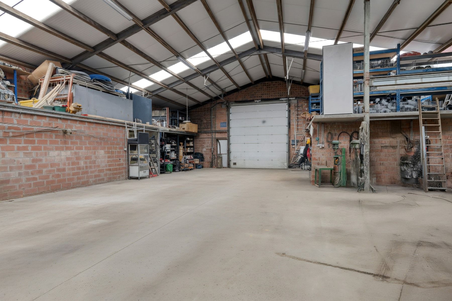 Woning met loods en vrachtwagenparking op toplocatie foto 4