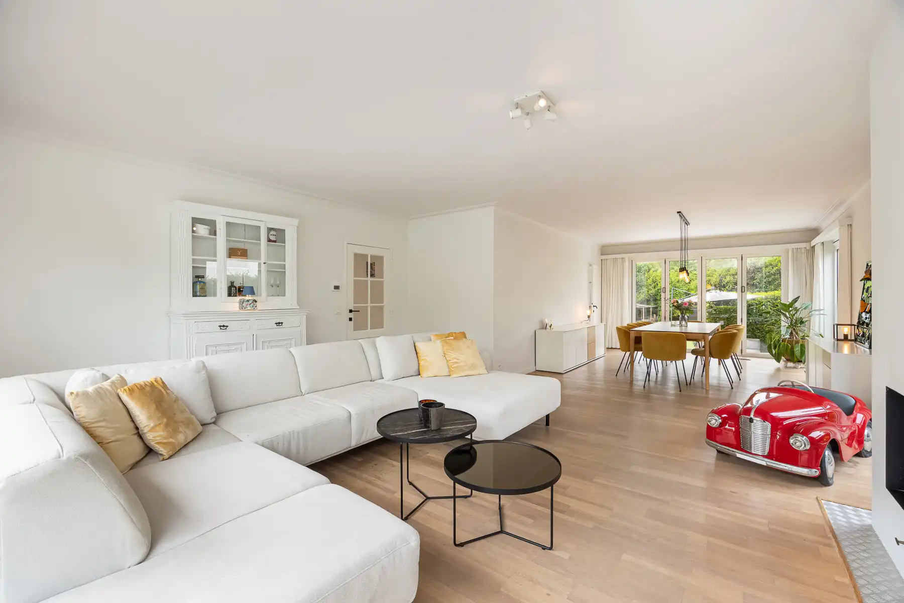 Split-level woning op ca. 1103 m² in een rustige woonwijk foto 5