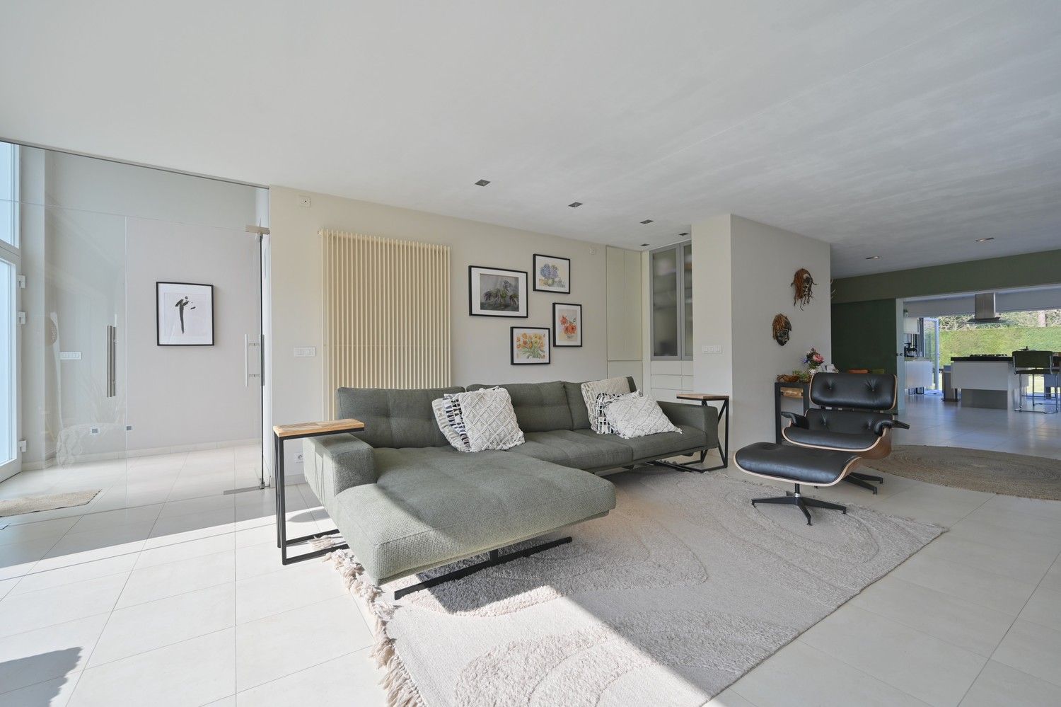 Moderne split-level bungalow met 4 slaapkamers en 2 badkamers, op prachtige bosrijke locatie te Lanaken-Neerharen foto 4