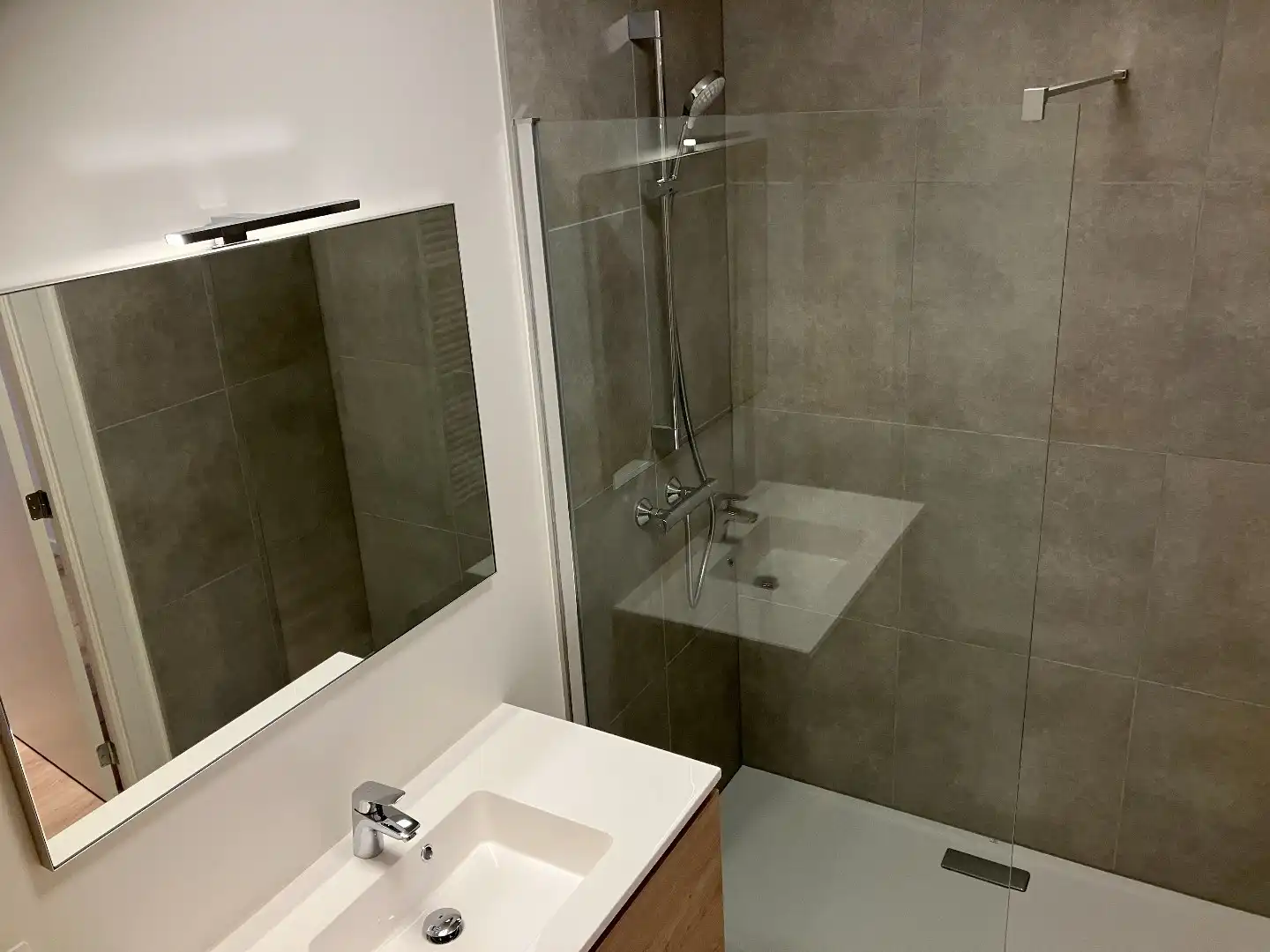 Nieuw gelijkvloers 1-slaapkamerappartement met autostaanplaats en berging! foto 9