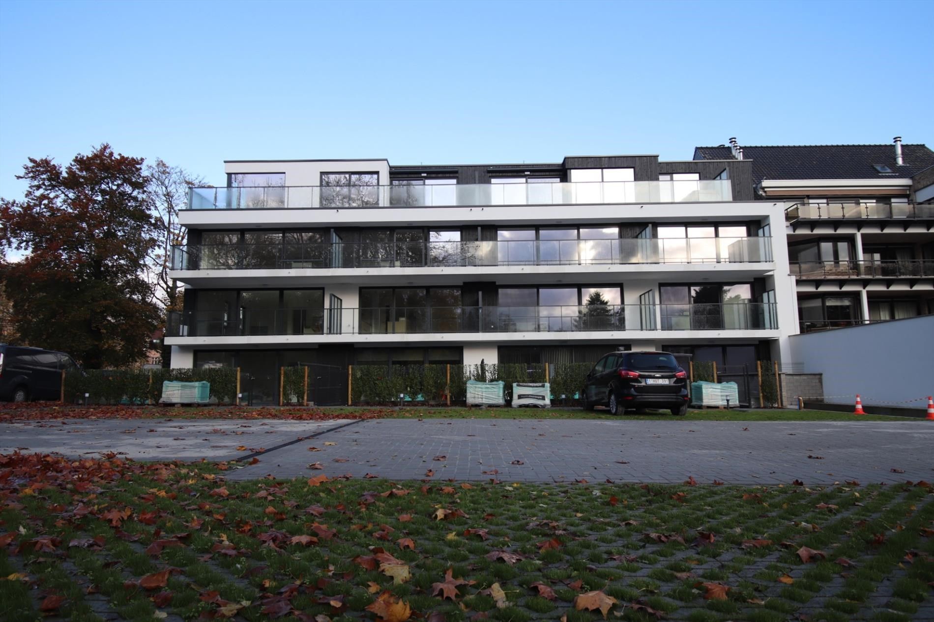 STAANPLAATS TE CENTRUM ZWEVEGEM foto {{pictureIndex}}