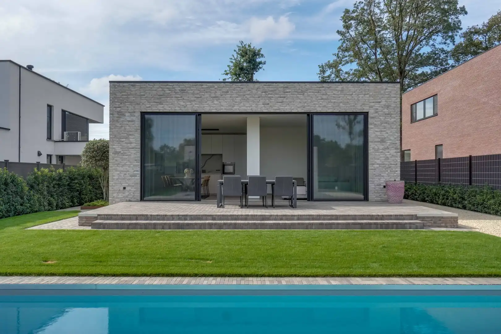 Luxe gelijkvloerse villa met zwembad & multifunctioneel poolhouse te Lanklaar foto 3