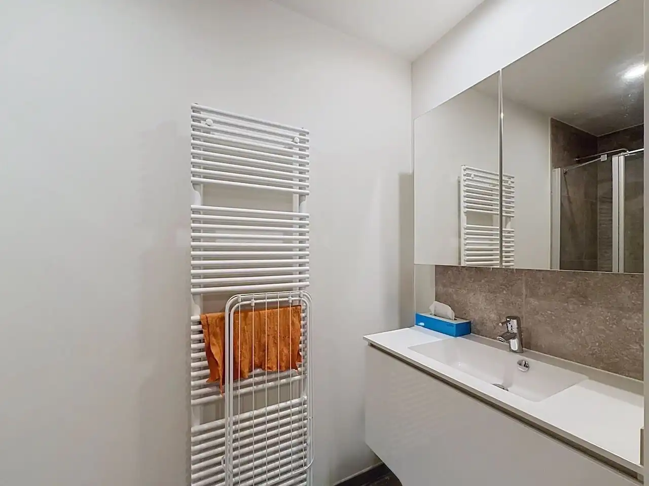 Ruime halfopen, quasi nieuwbouw woning op rustige ligging in het pittoreske Ramskapelle foto 34
