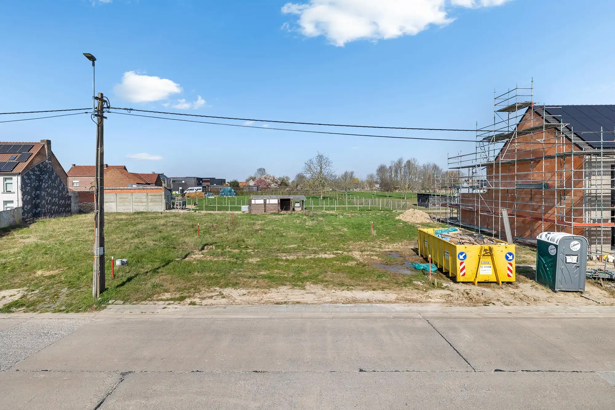 Rustig gelegen bouwgrond voor halfopen bebouwing te Meerbeke foto {{pictureIndex}}