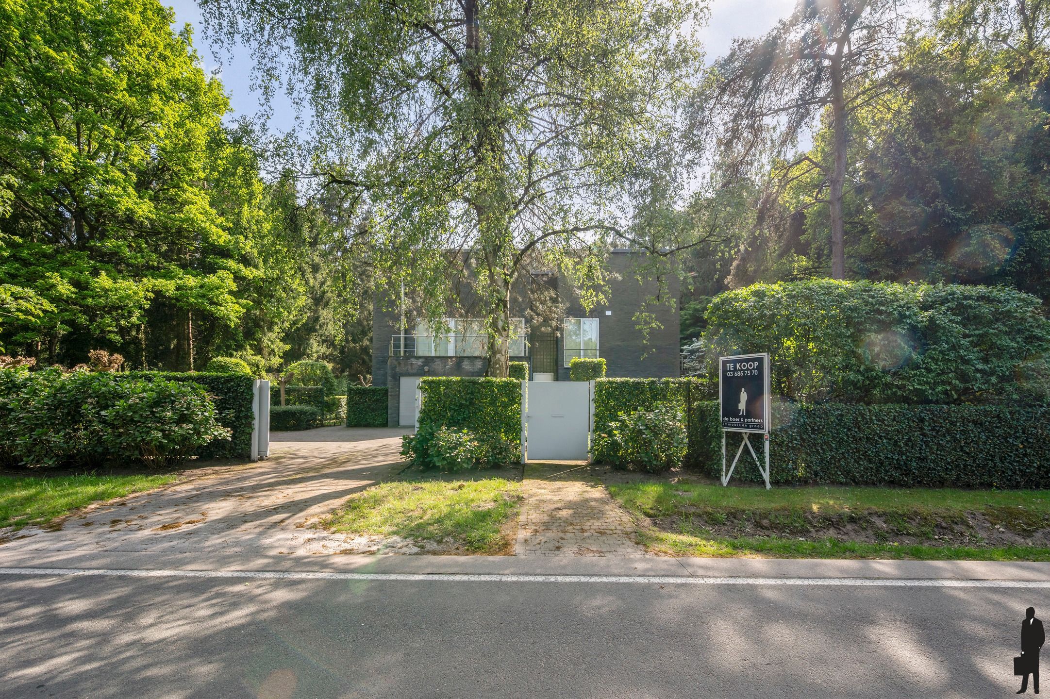 Moderne woning op perceel van ca. 3.500m² foto {{pictureIndex}}