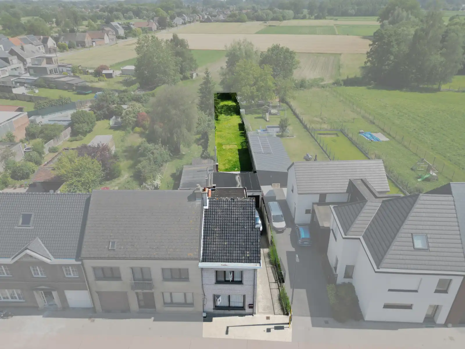 Hoofdfoto van de publicatie: Halfopen bebouwing met 3 SLPK, diepe tuin én garage!