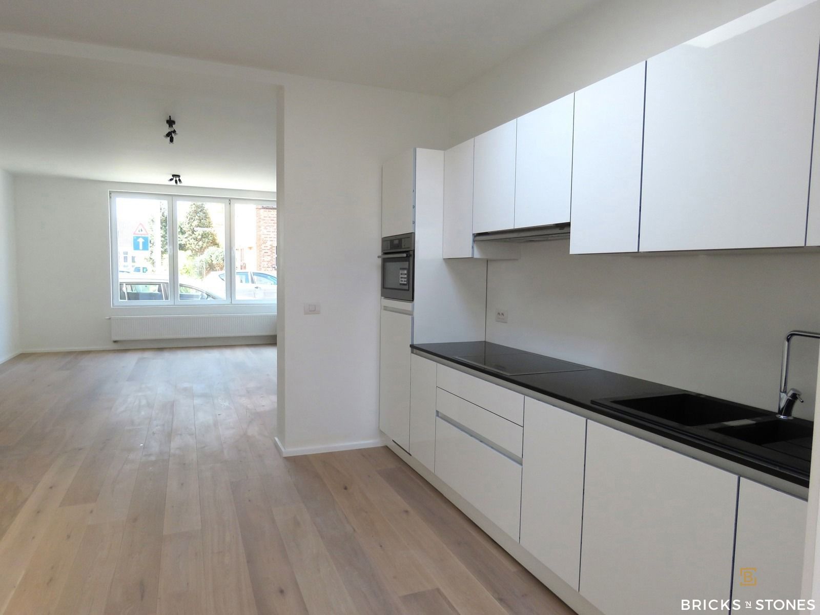 Gerenoveerd appartement met 2 slaapkamers, tuin en garage !  foto 3