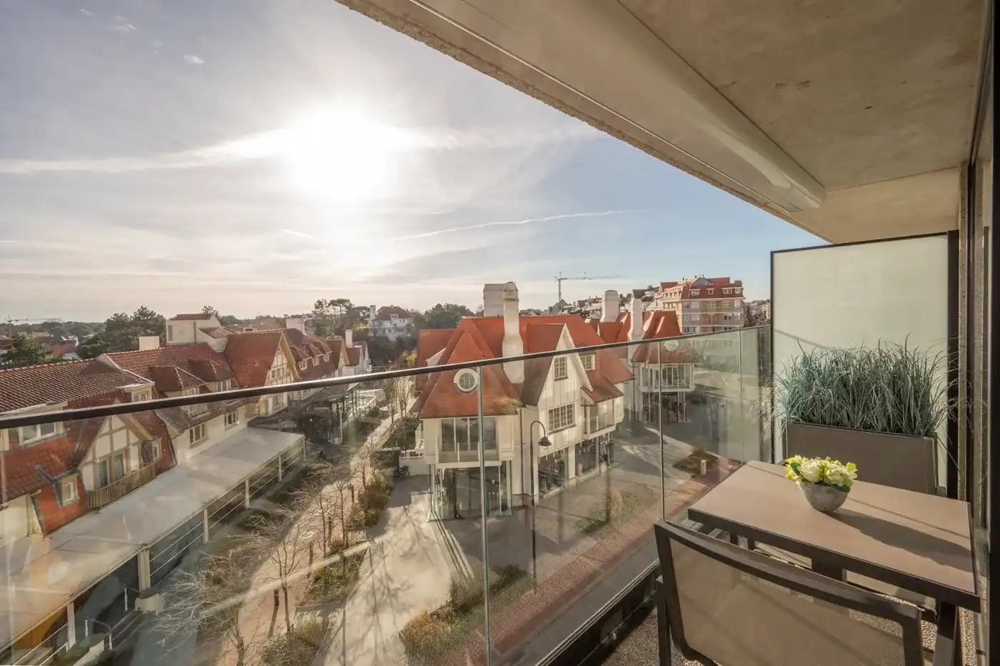 Toplocatie in het Zoute: gerenoveerd appartement met mooi terras en open zicht  foto 4