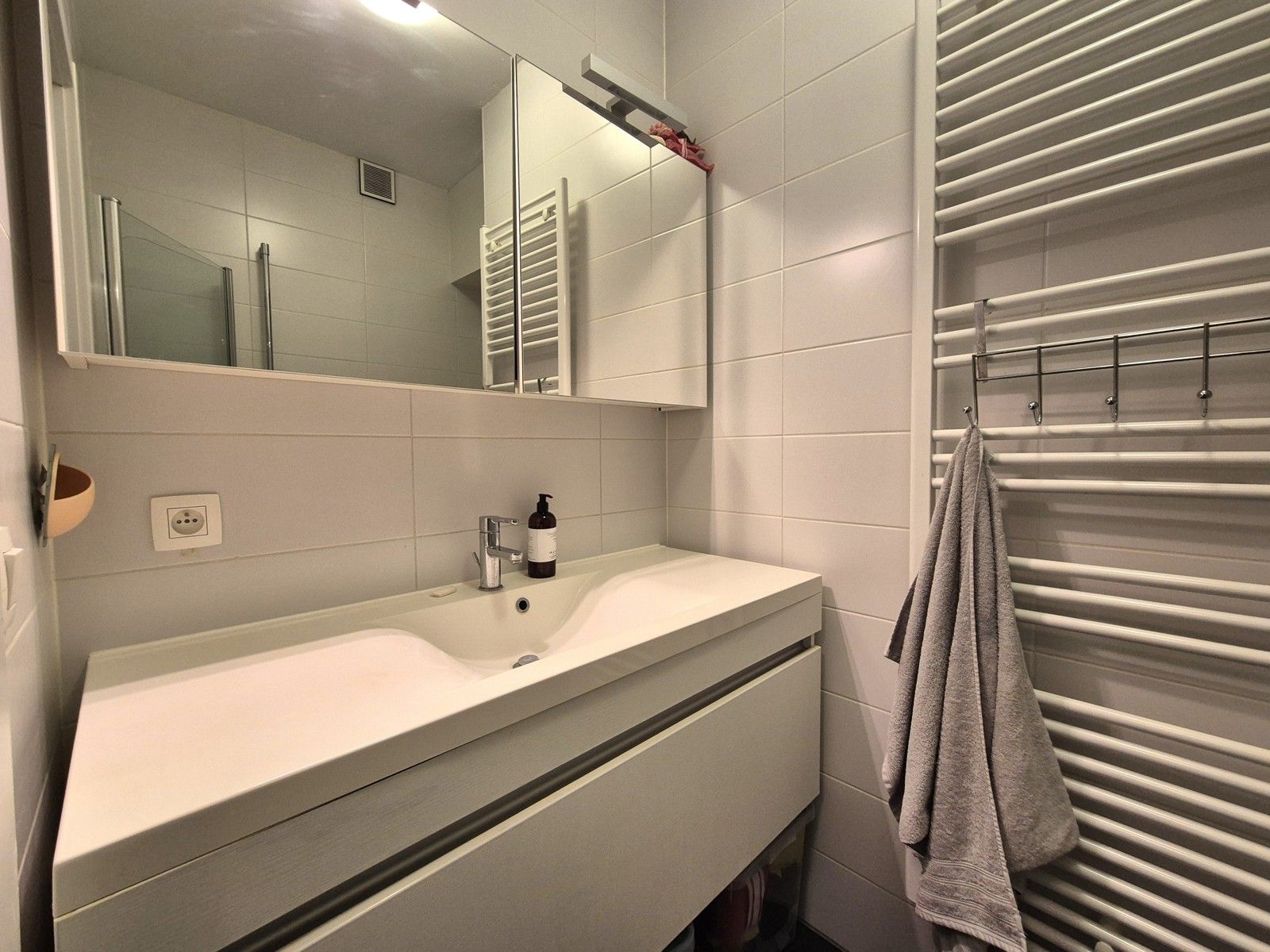 Grote glaspartij naar tuin/terras + recent esthetisch gebouw foto 12